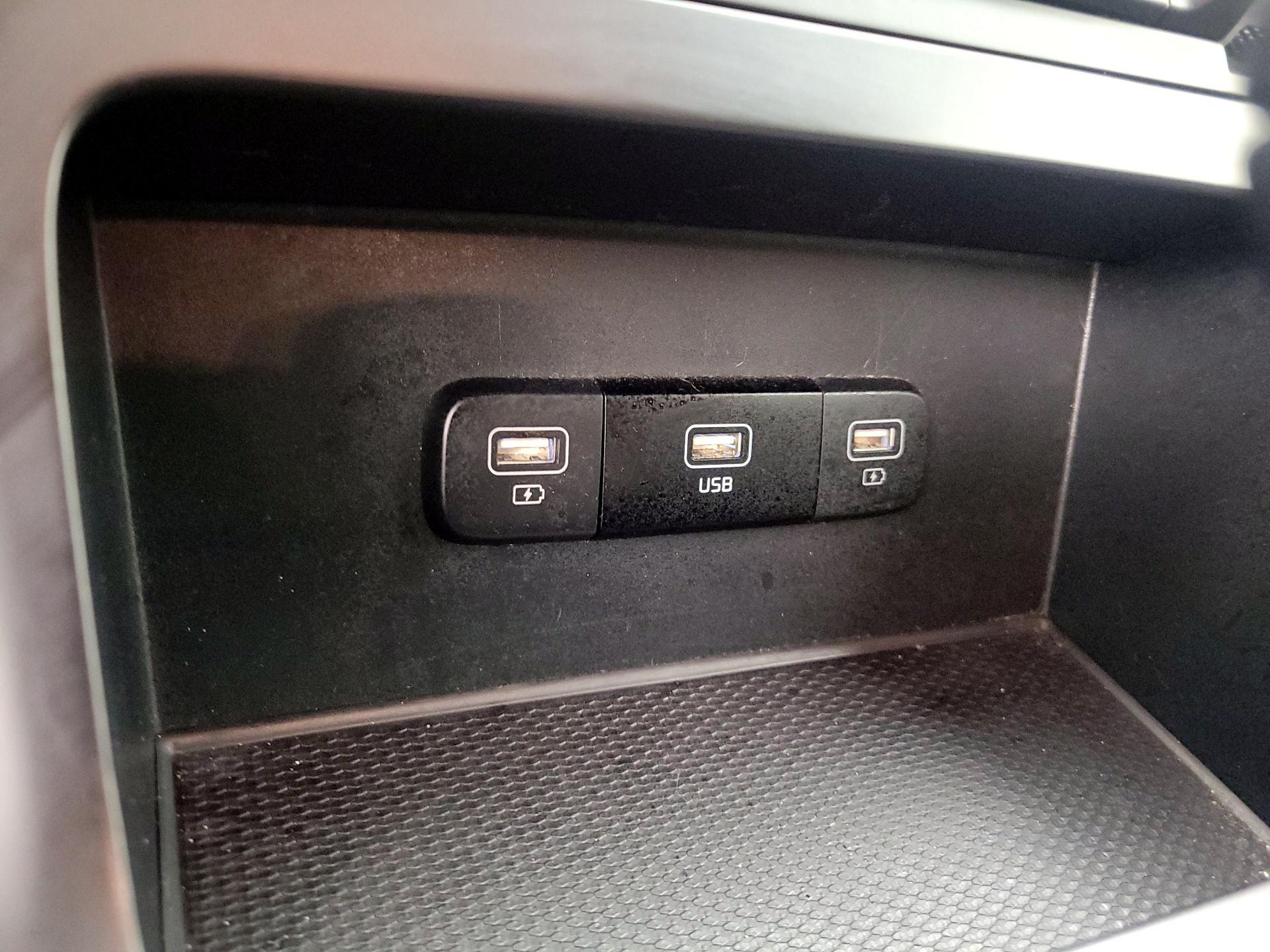 Thumbnail: 2024 Kia Carnival - 18