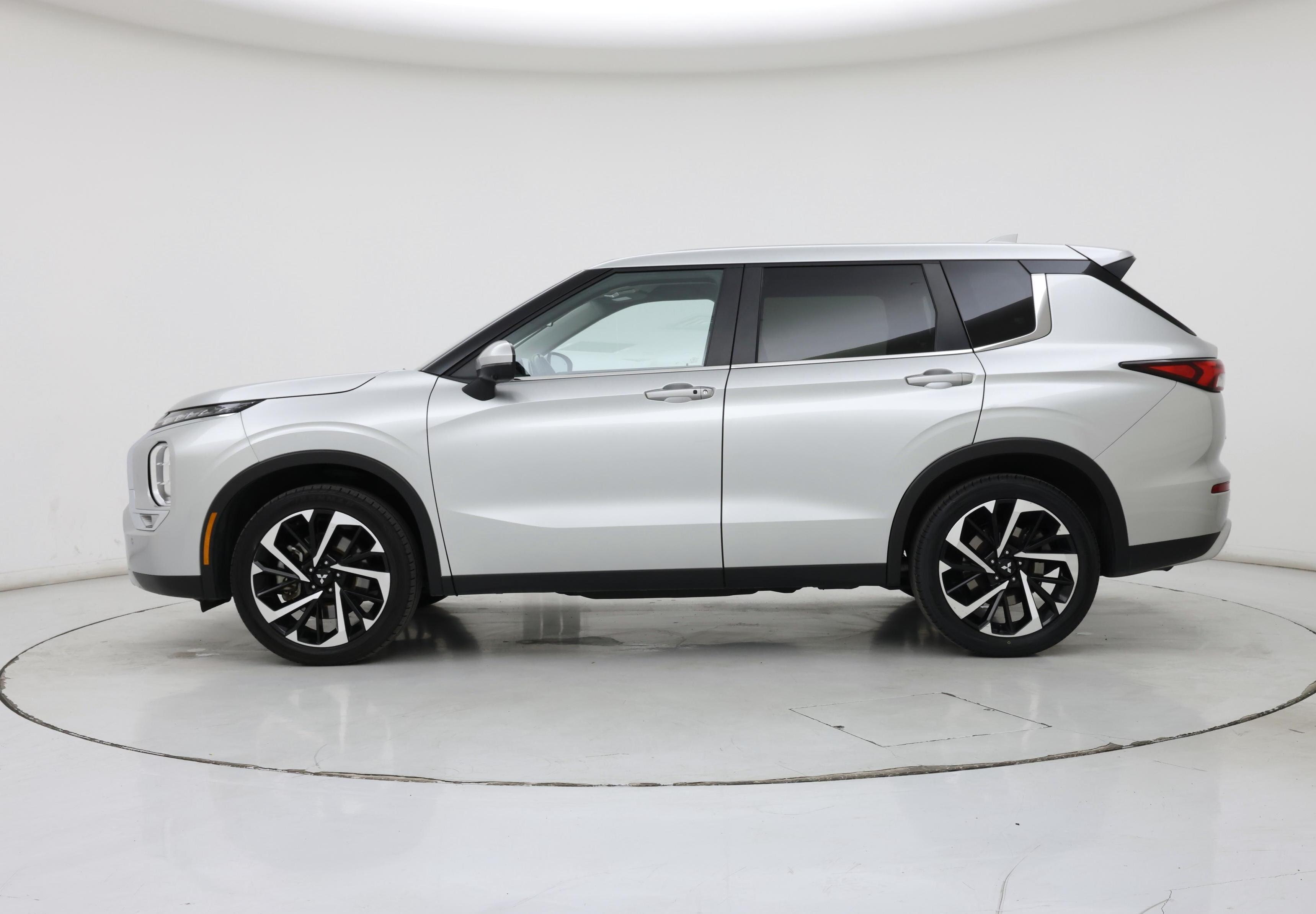 Thumbnail: 2024 Mitsubishi Outlander - 3