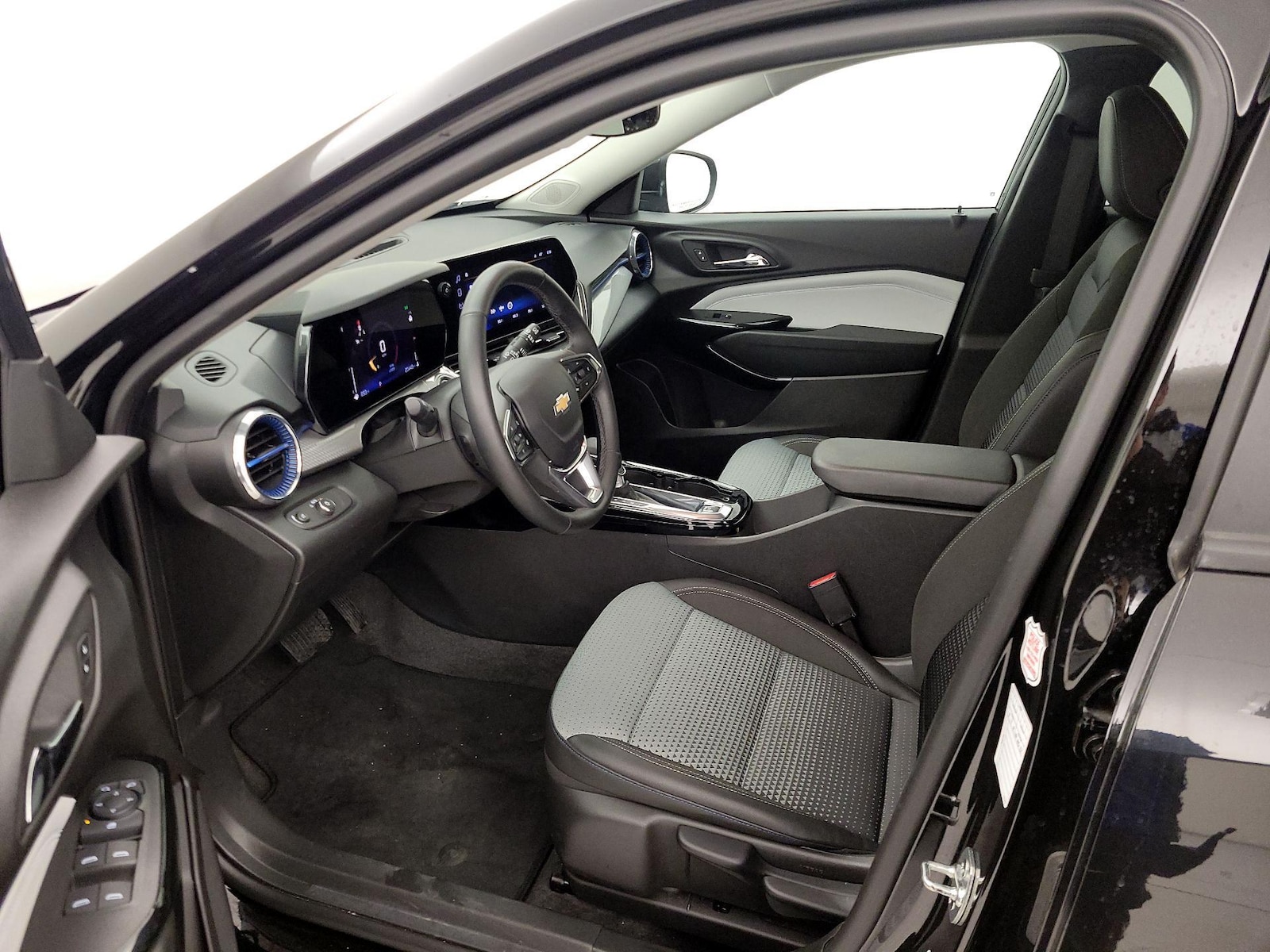 2025 Chevrolet Trax LT - Photo 12