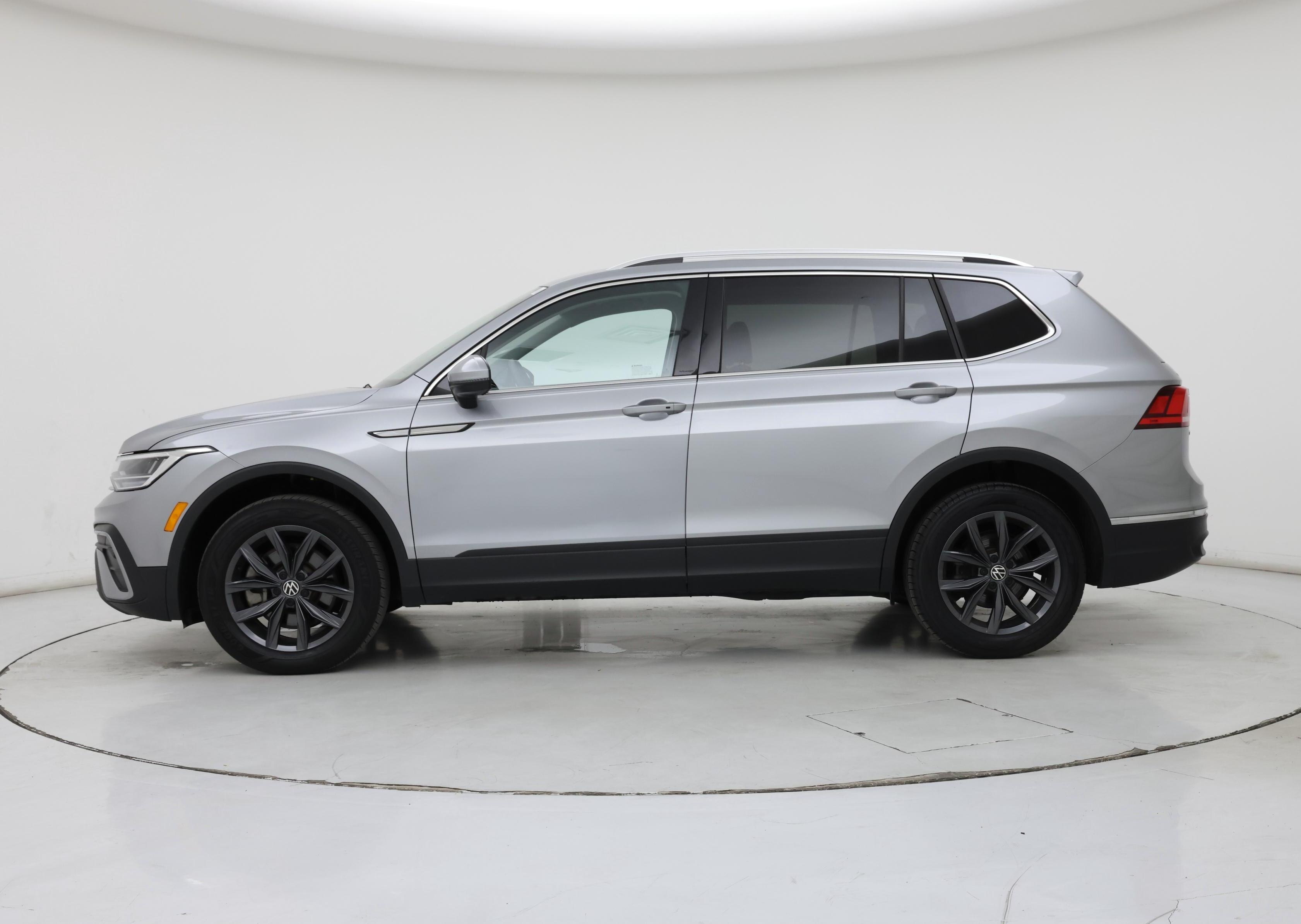 Thumbnail: 2023 Volkswagen Tiguan - 3