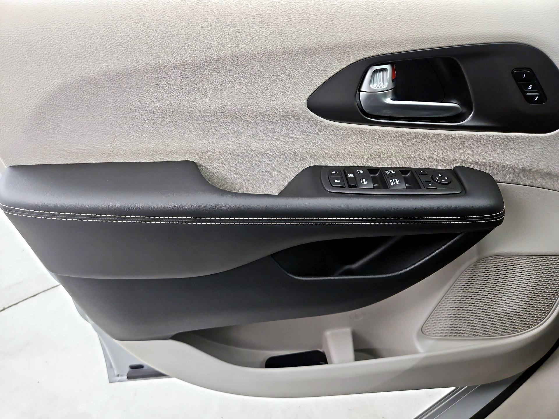 Thumbnail: 2024 Chrysler Pacifica - 12