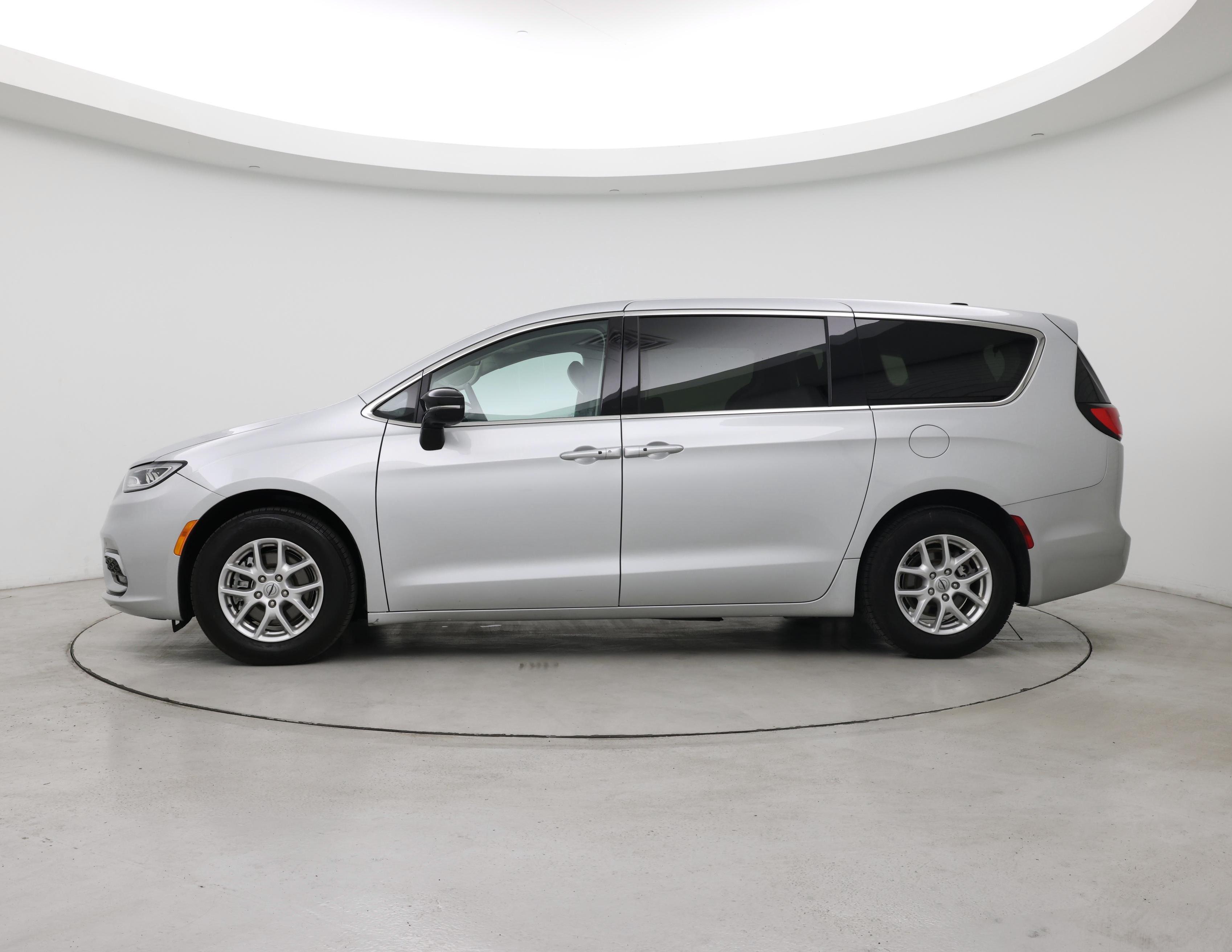 Thumbnail: 2024 Chrysler Pacifica - 3