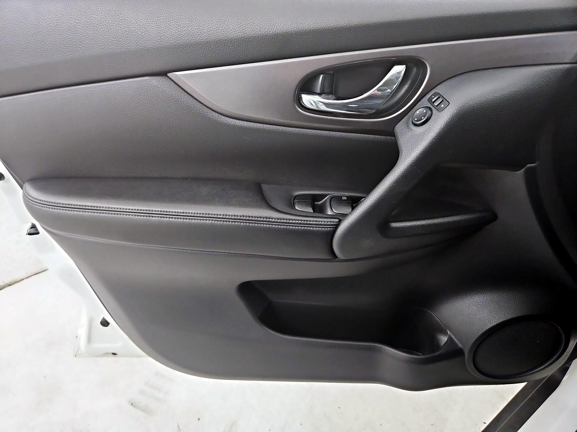 Thumbnail: 2015 Nissan Rogue - 12