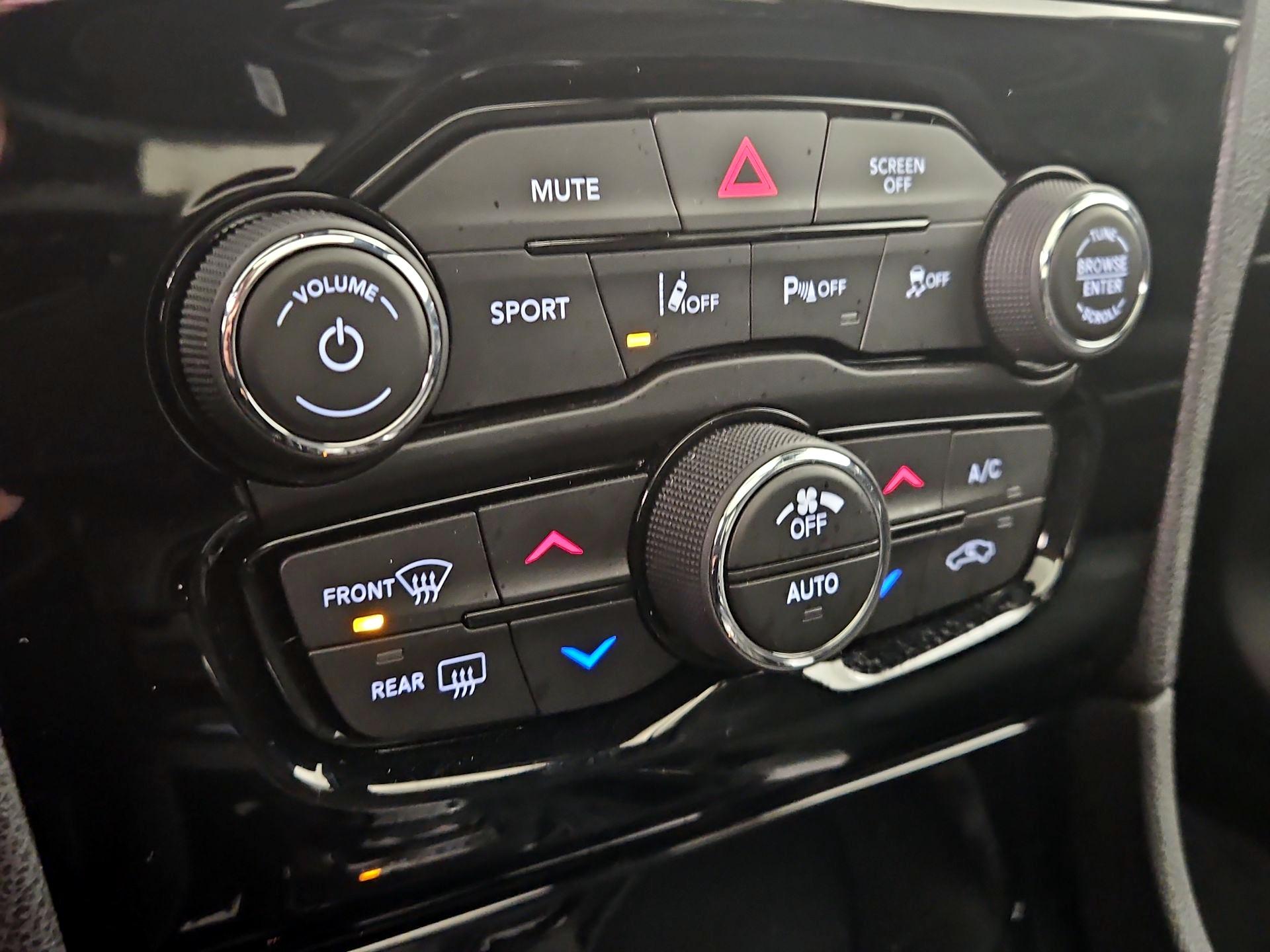 Thumbnail: 2023 Chrysler 300 - 17