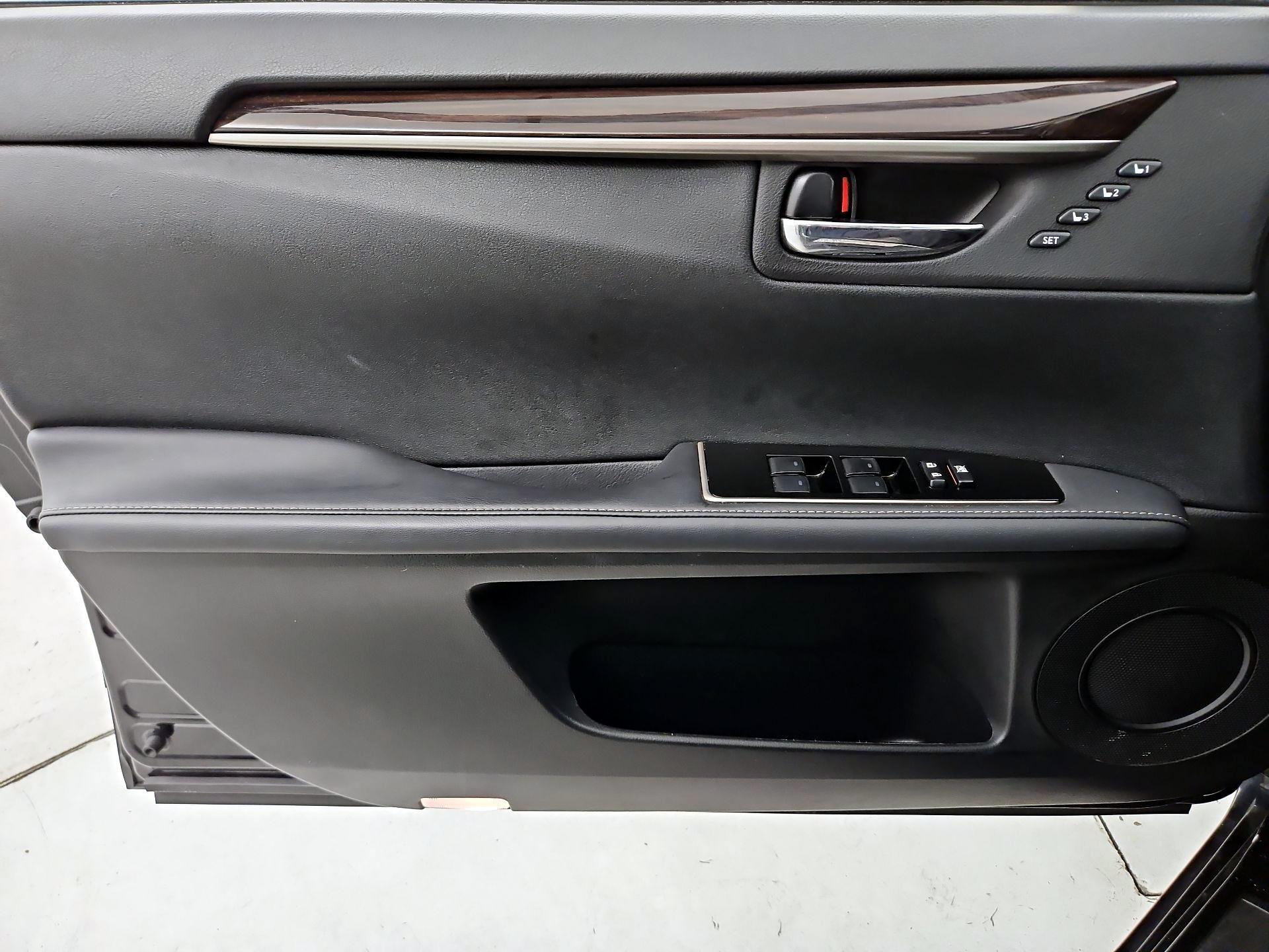 Thumbnail: 2018 Lexus ES - 12