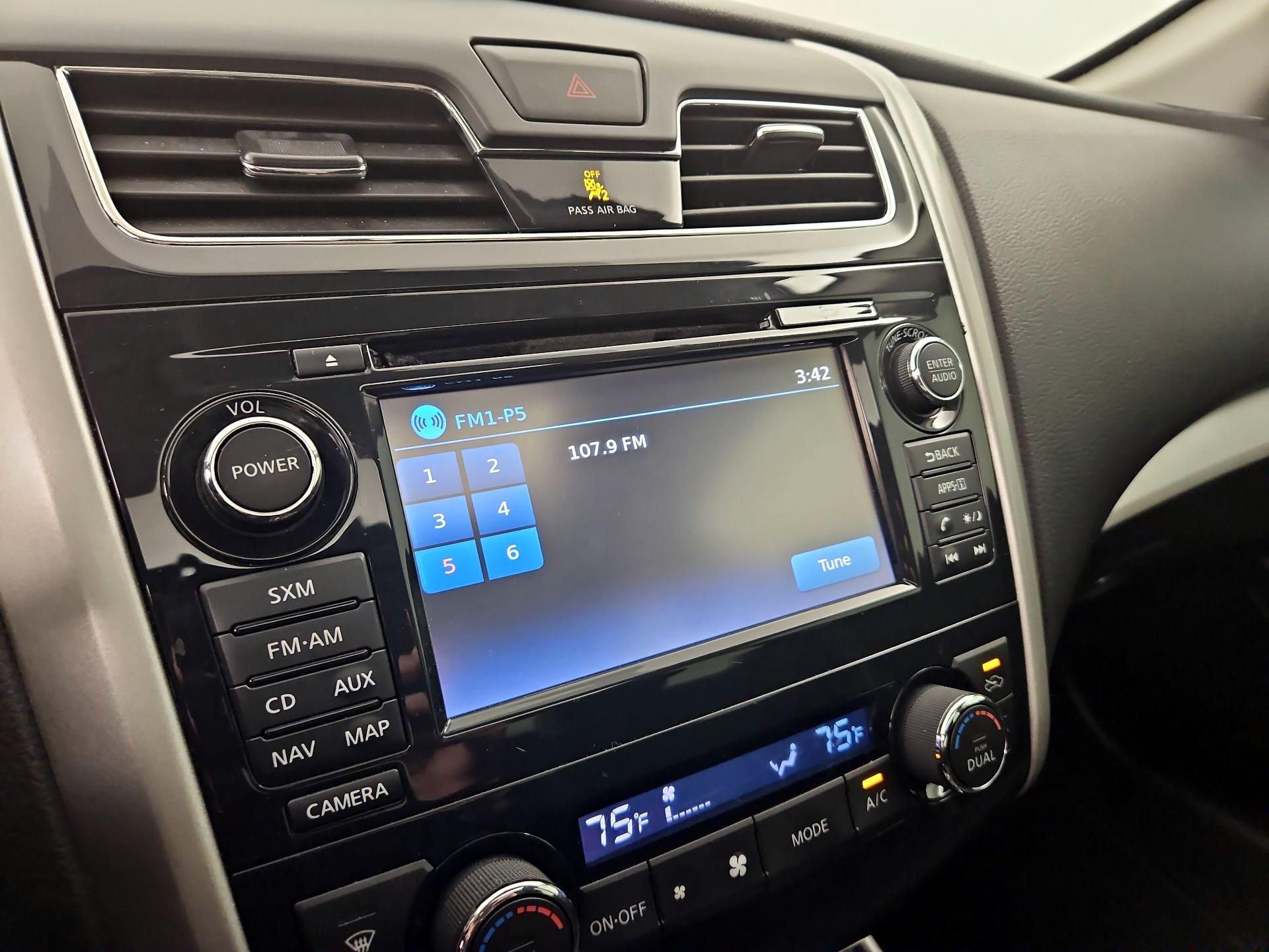 Thumbnail: 2015 Nissan Altima - 16