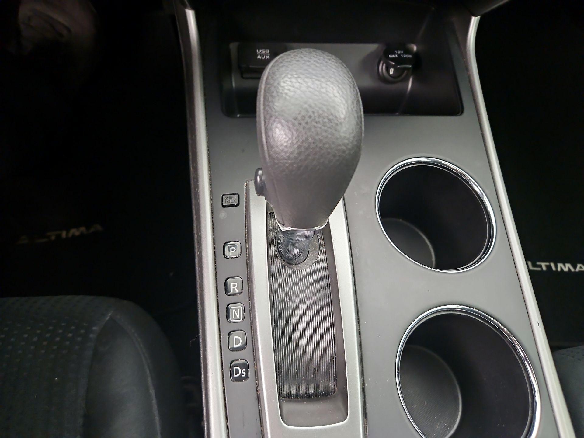 Thumbnail: 2015 Nissan Altima - 18