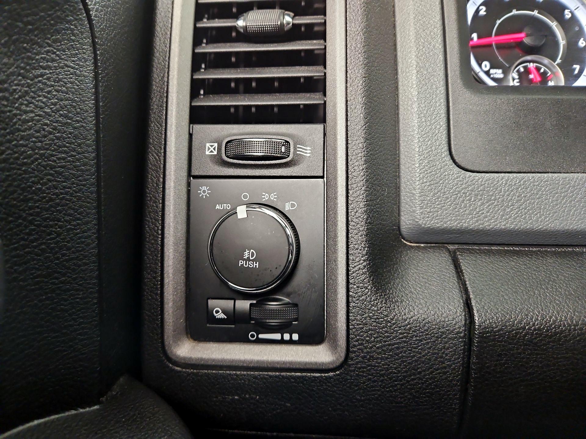 Thumbnail: 2019 RAM 1500 Classic - 13