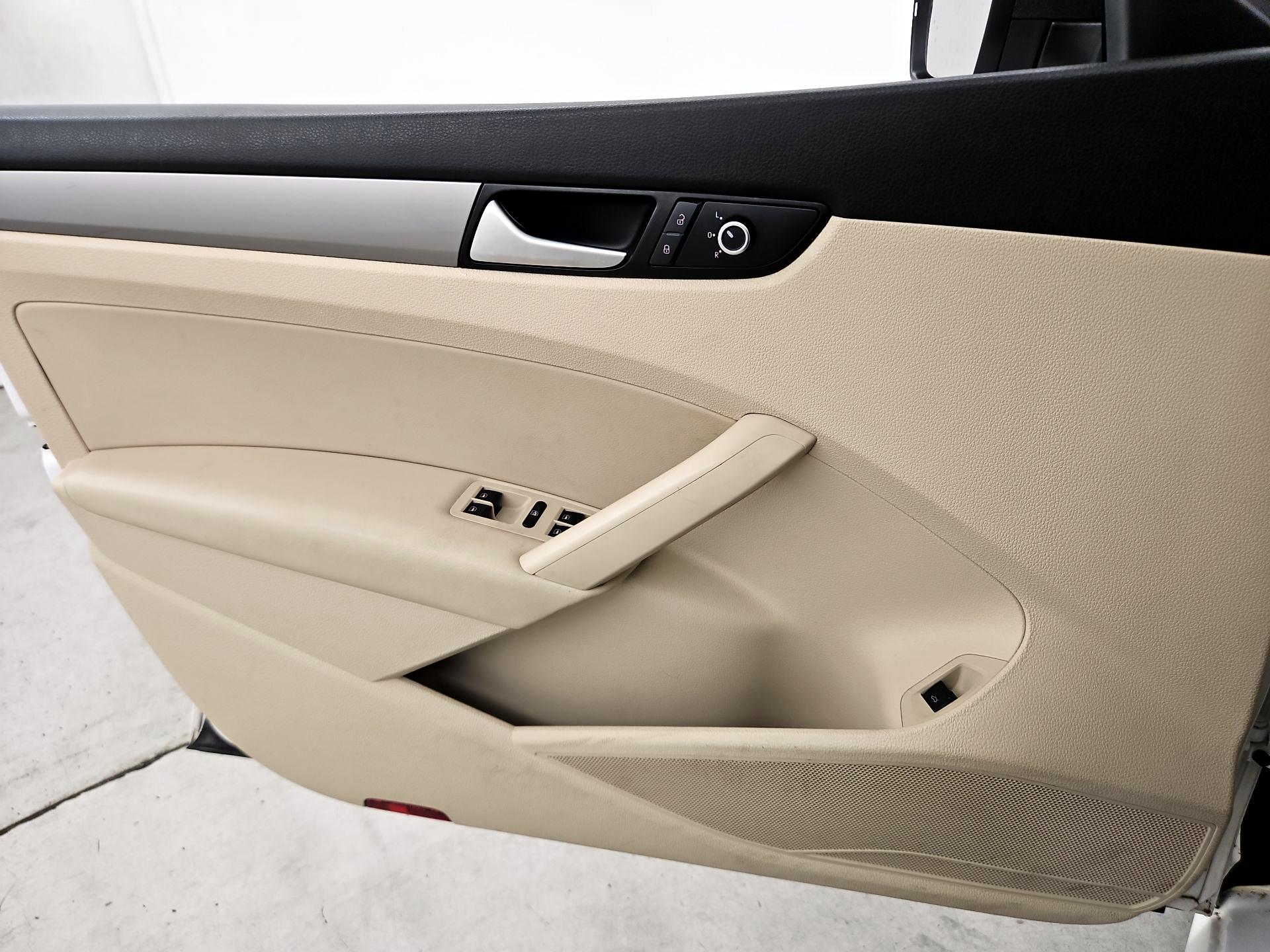 Thumbnail: 2015 Volkswagen Passat - 12