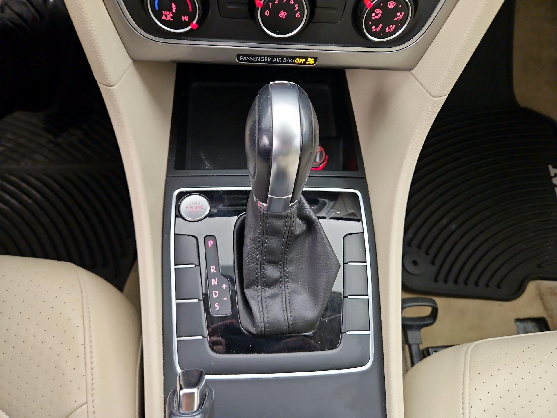 Thumbnail: 2015 Volkswagen Passat - 17