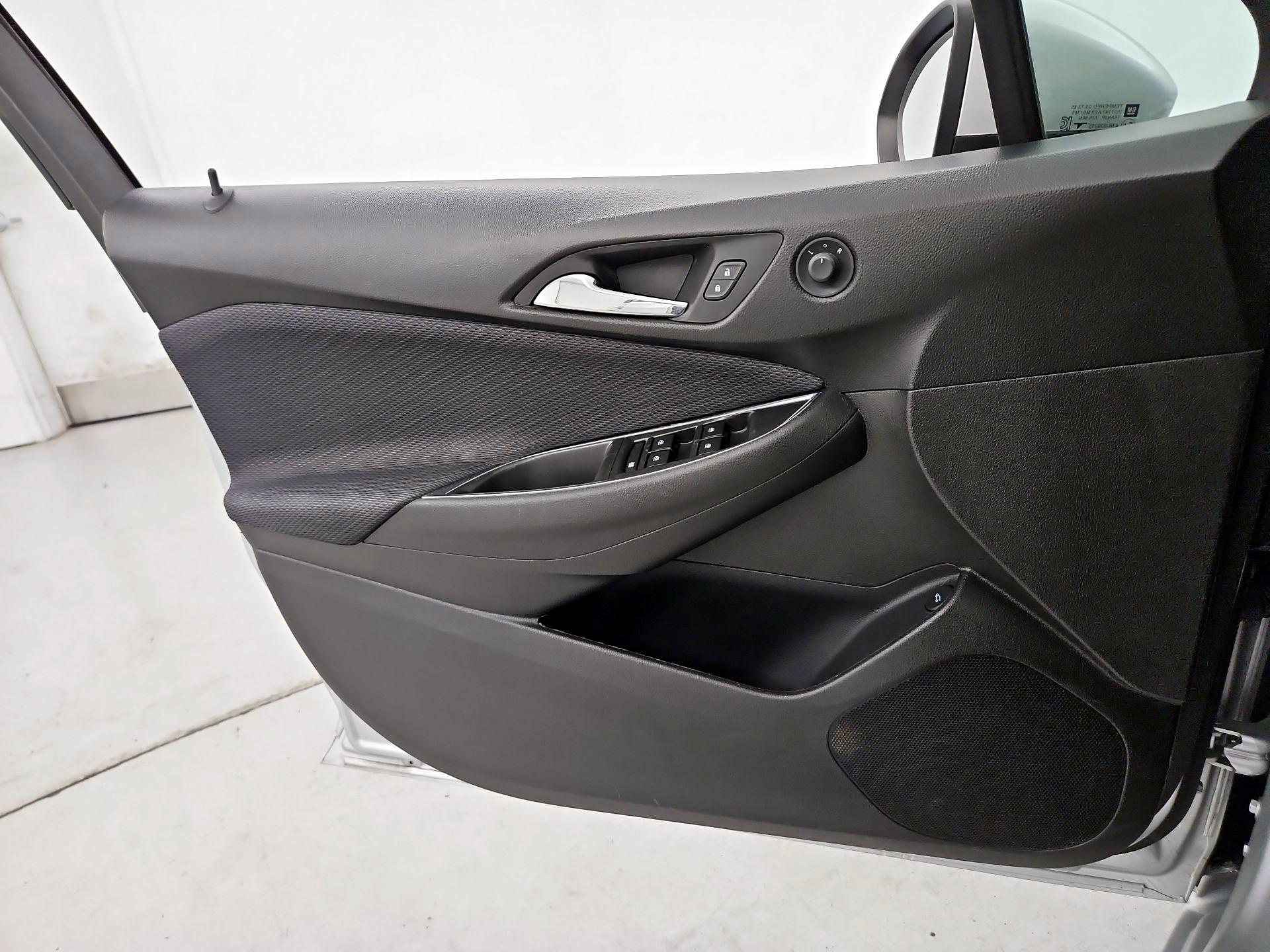 Thumbnail: 2019 Chevrolet Cruze - 12