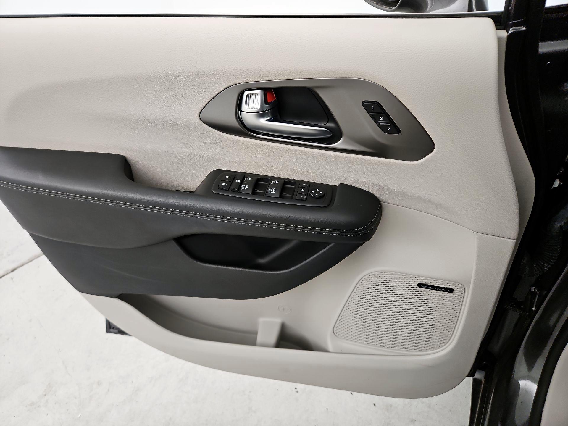 Thumbnail: 2019 Chrysler Pacifica - 12