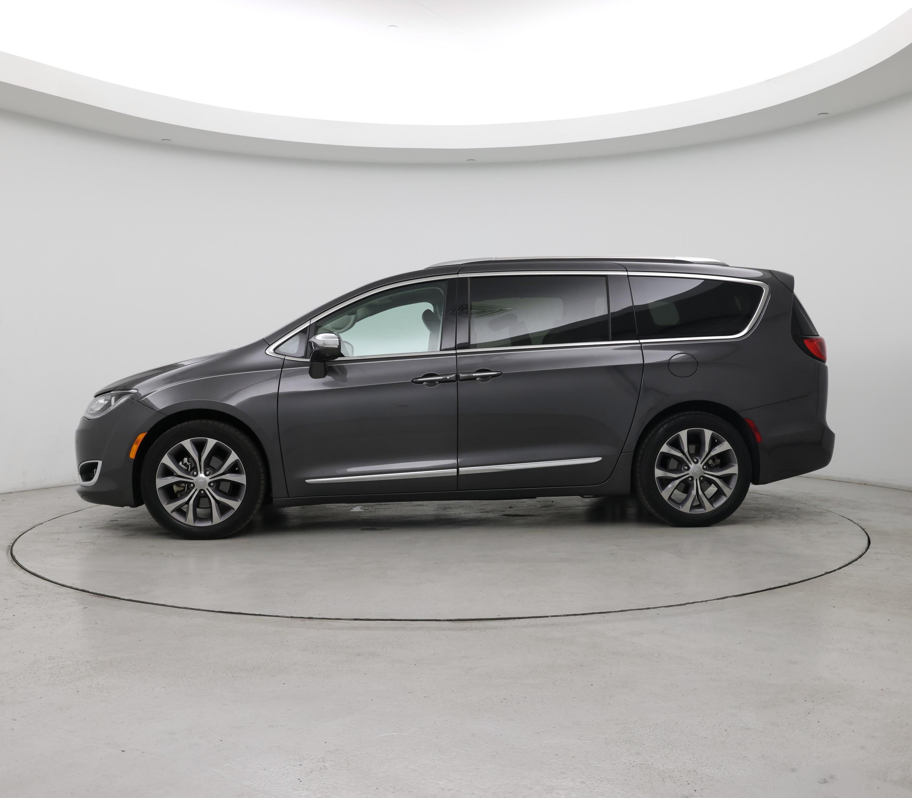 Thumbnail: 2019 Chrysler Pacifica - 3