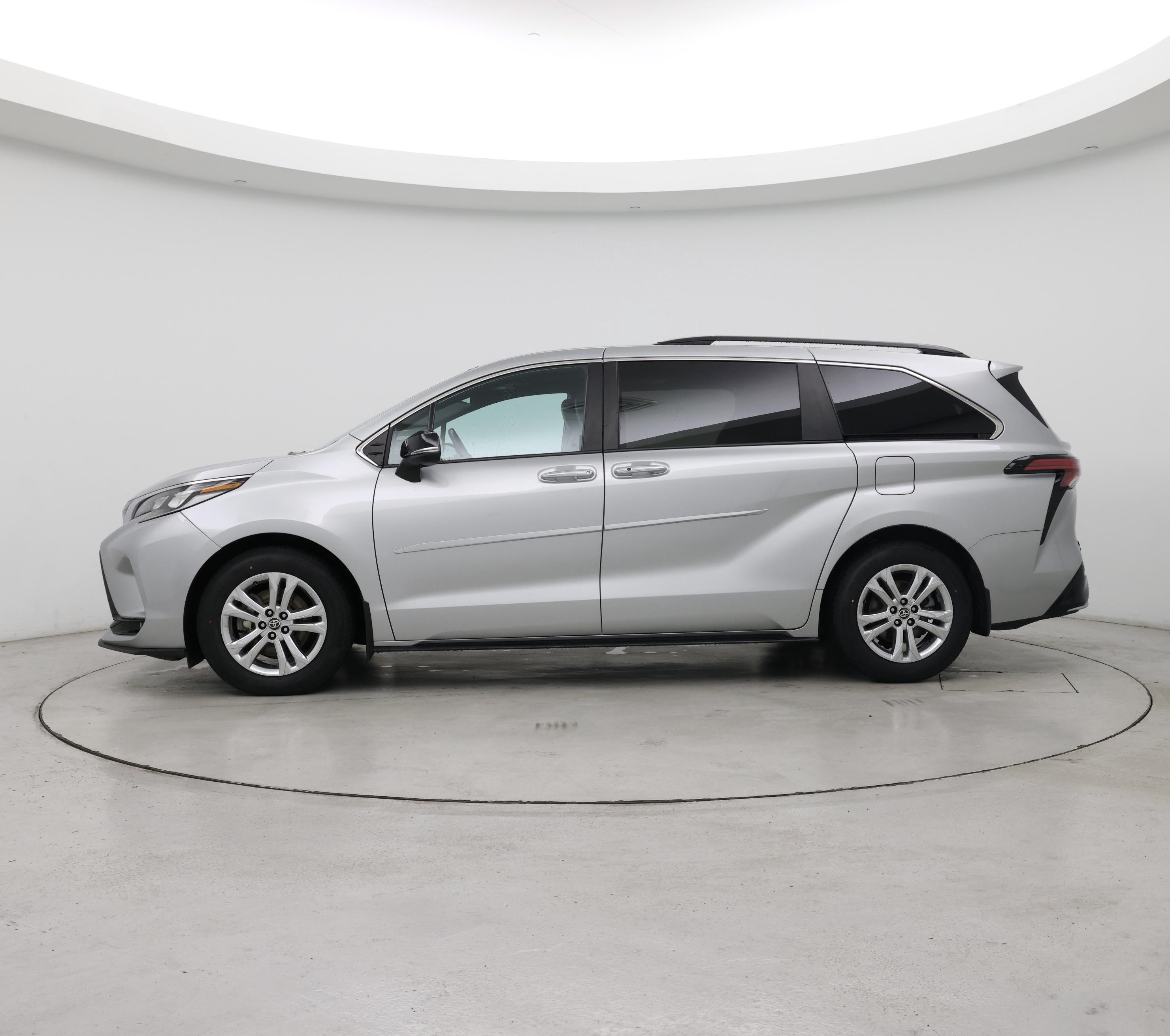 Thumbnail: 2023 Toyota Sienna - 3