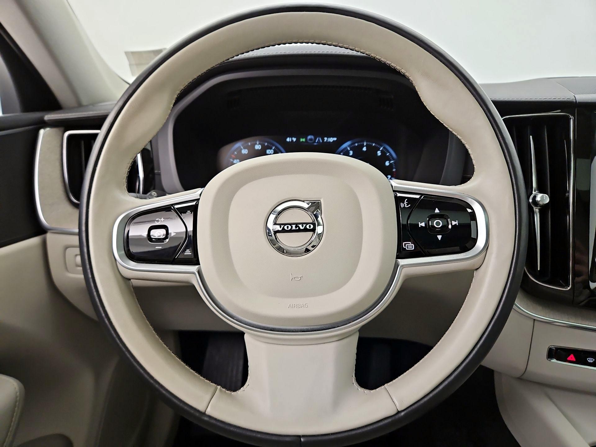 Thumbnail: 2018 Volvo XC60 - 10