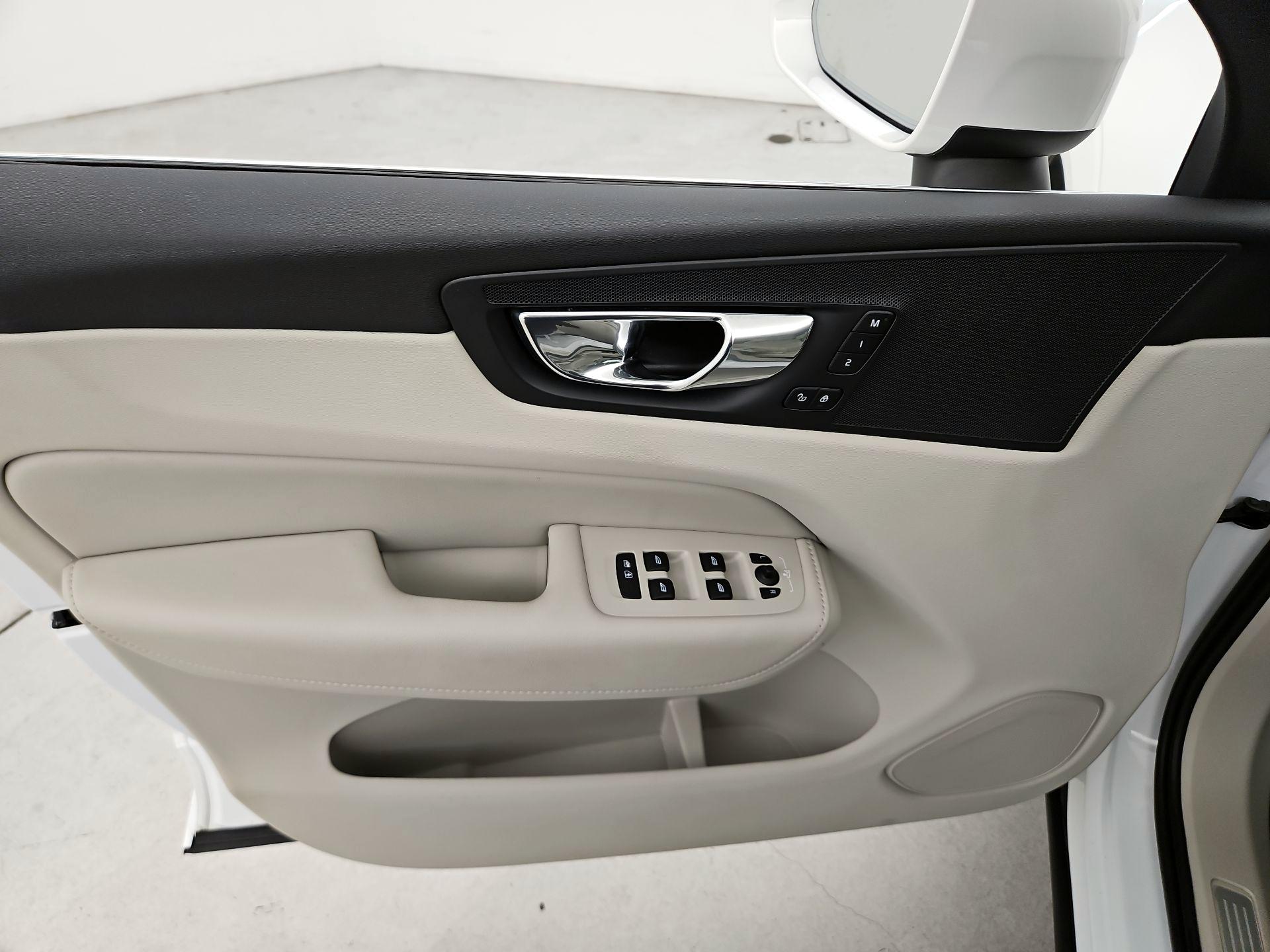 Thumbnail: 2018 Volvo XC60 - 12