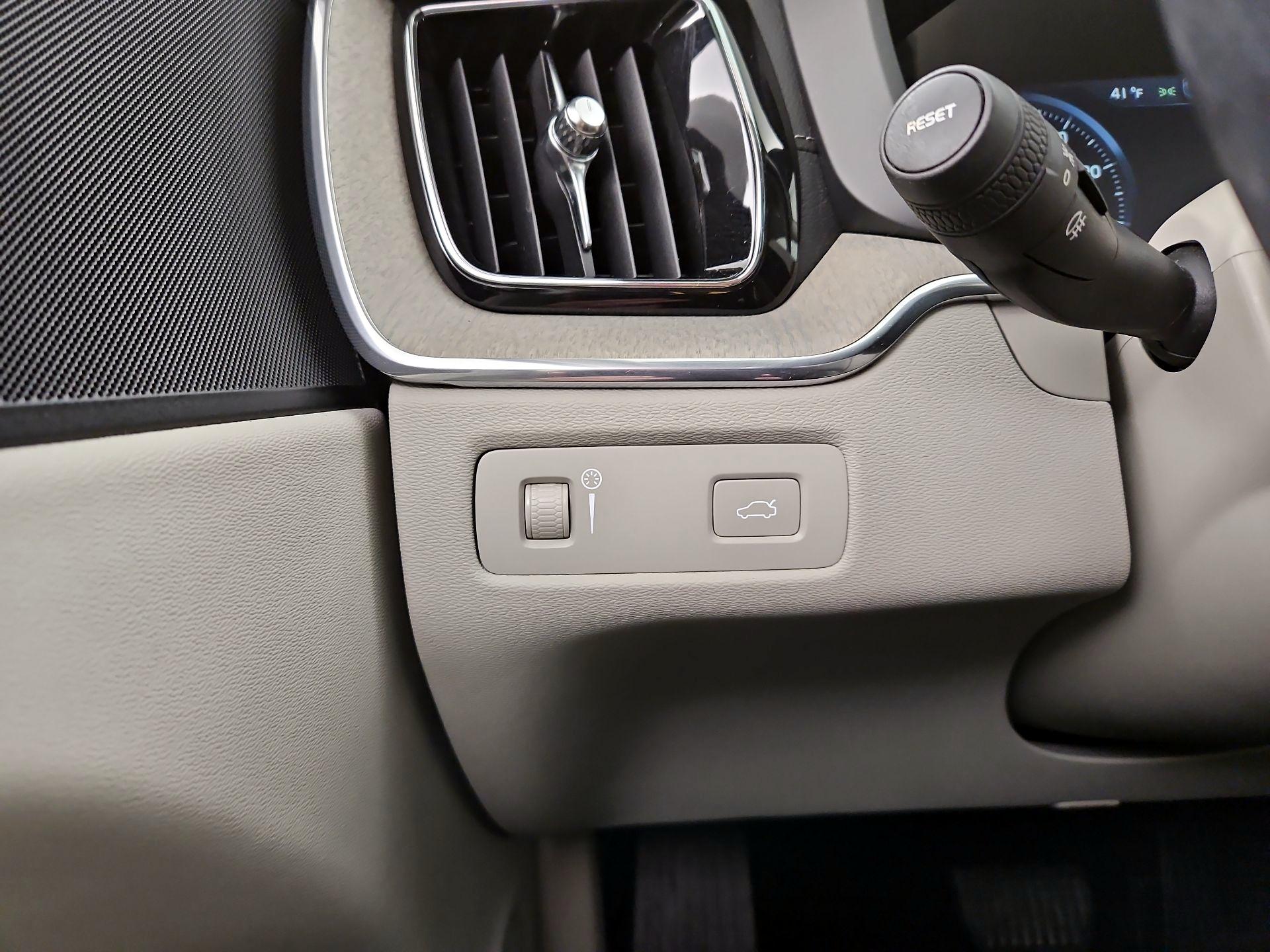 Thumbnail: 2018 Volvo XC60 - 13