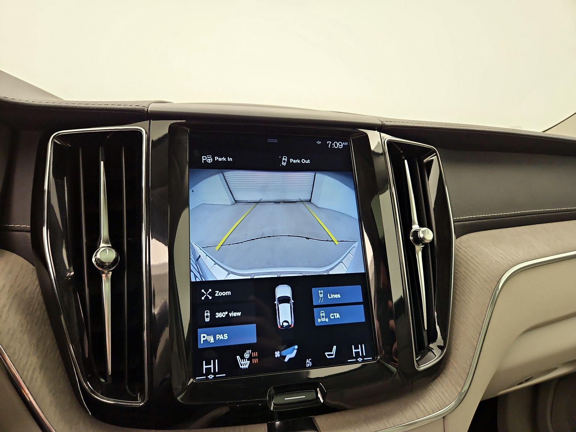 Thumbnail: 2018 Volvo XC60 - 15