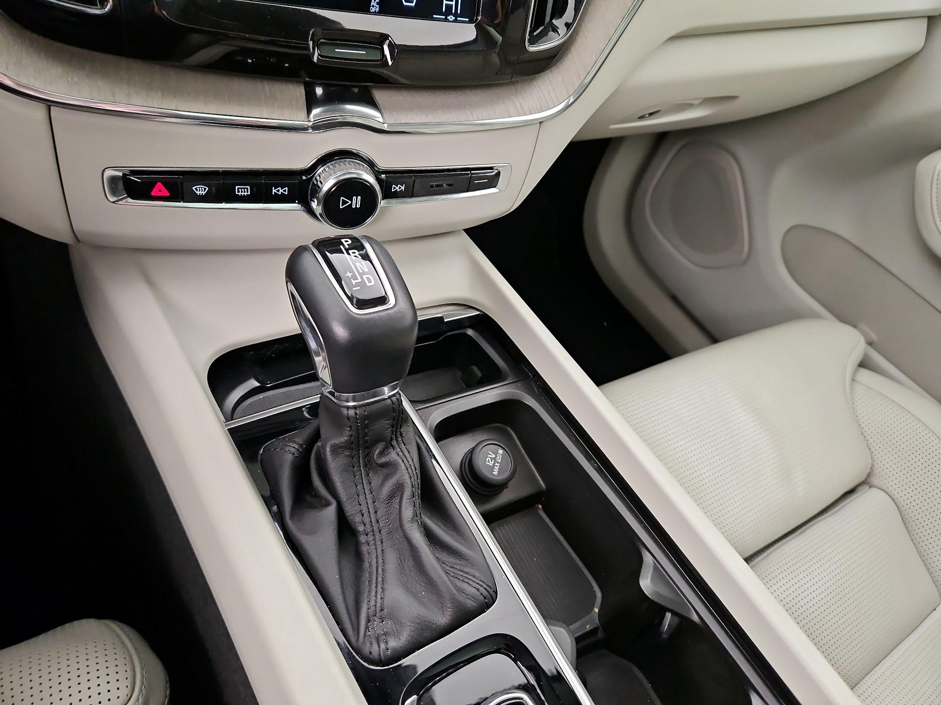 Thumbnail: 2018 Volvo XC60 - 18