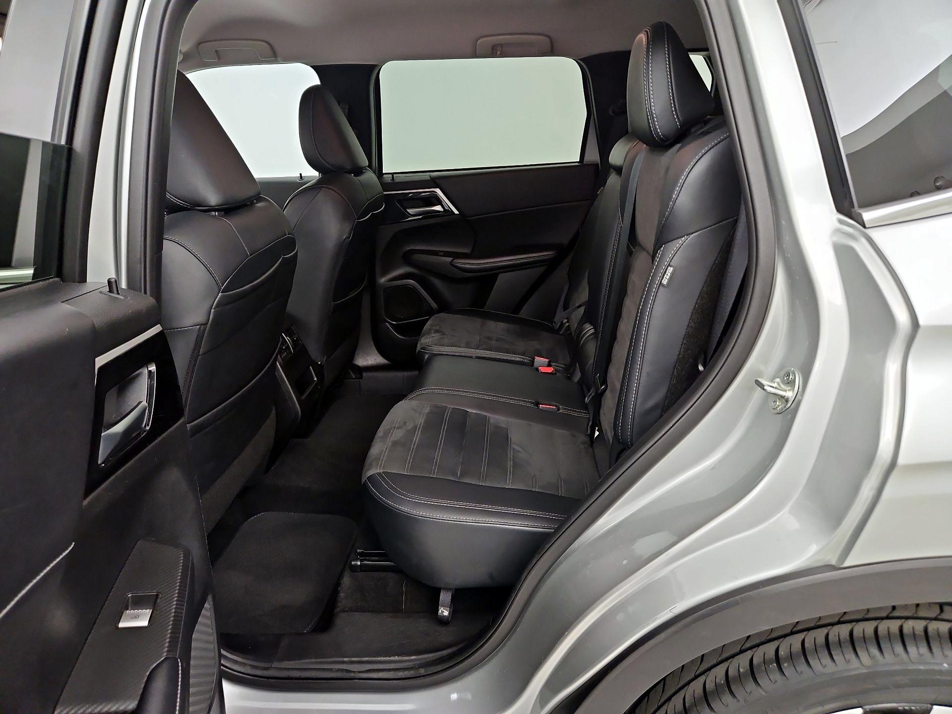 Thumbnail: 2024 Mitsubishi Outlander - 19