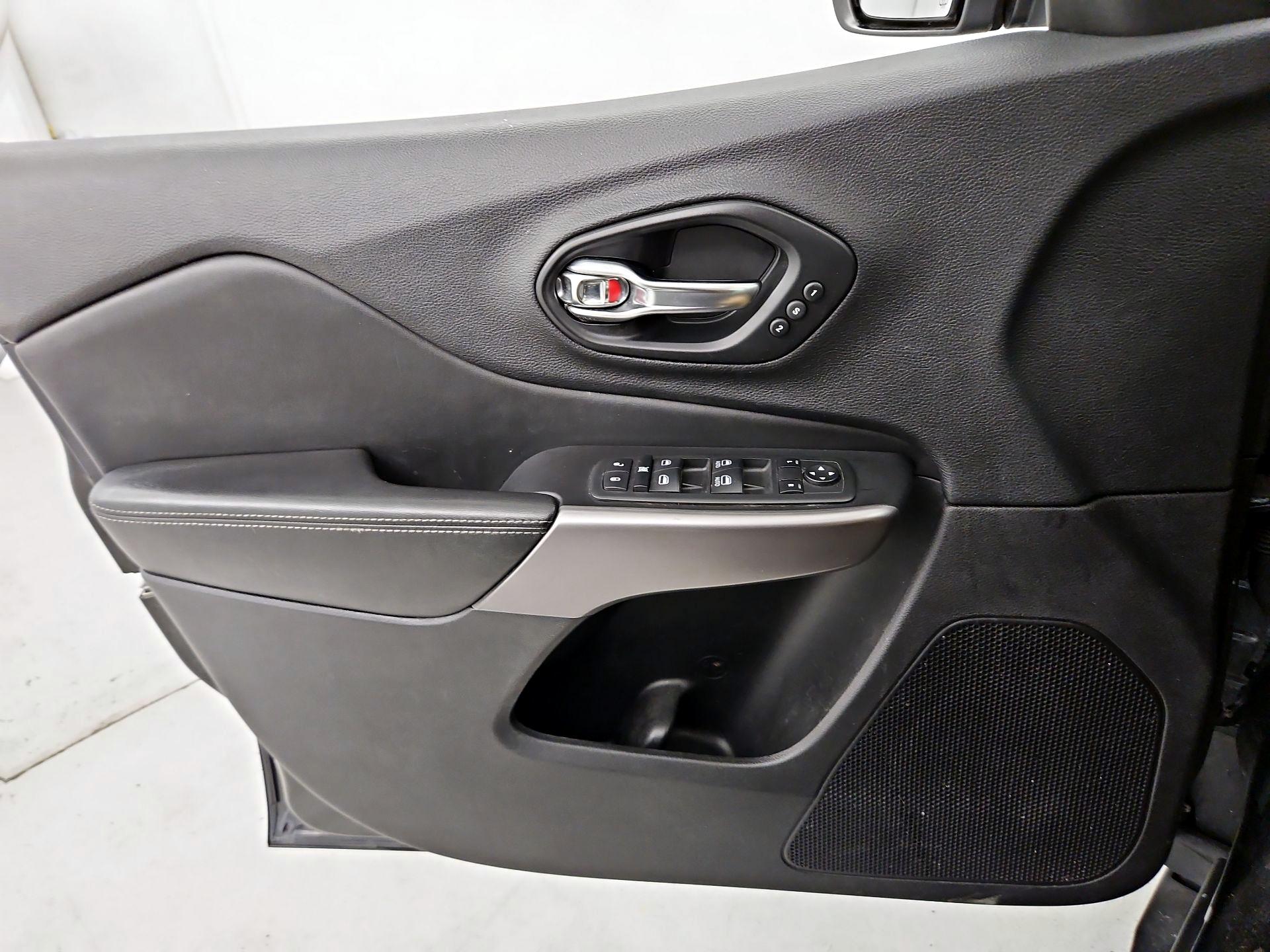 Thumbnail: 2021 Jeep Cherokee - 12