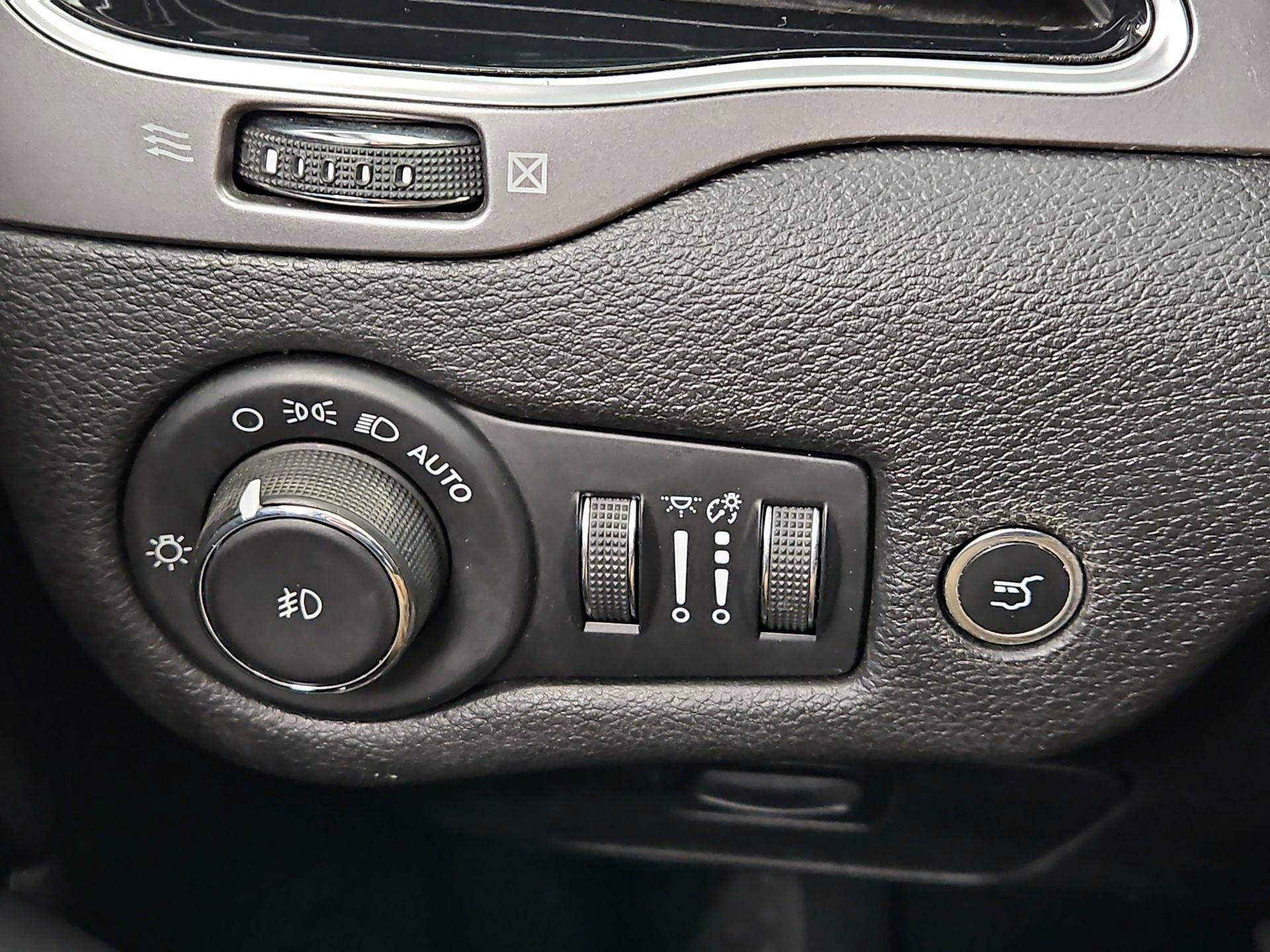 Thumbnail: 2021 Jeep Cherokee - 13