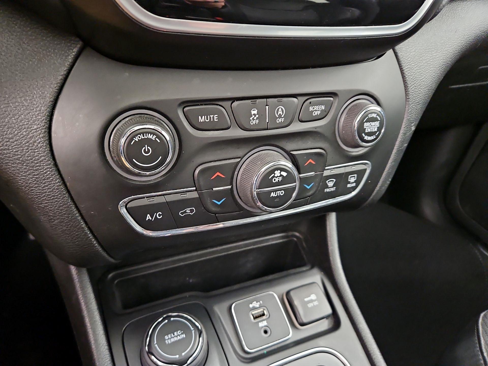 Thumbnail: 2021 Jeep Cherokee - 16