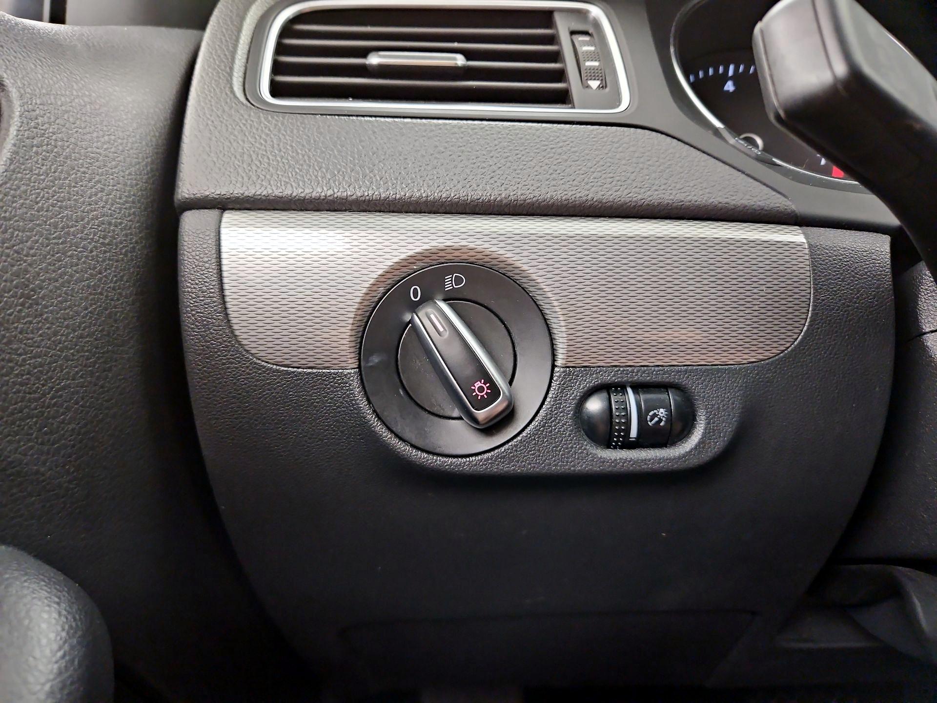 Thumbnail: 2015 Volkswagen Jetta - 13