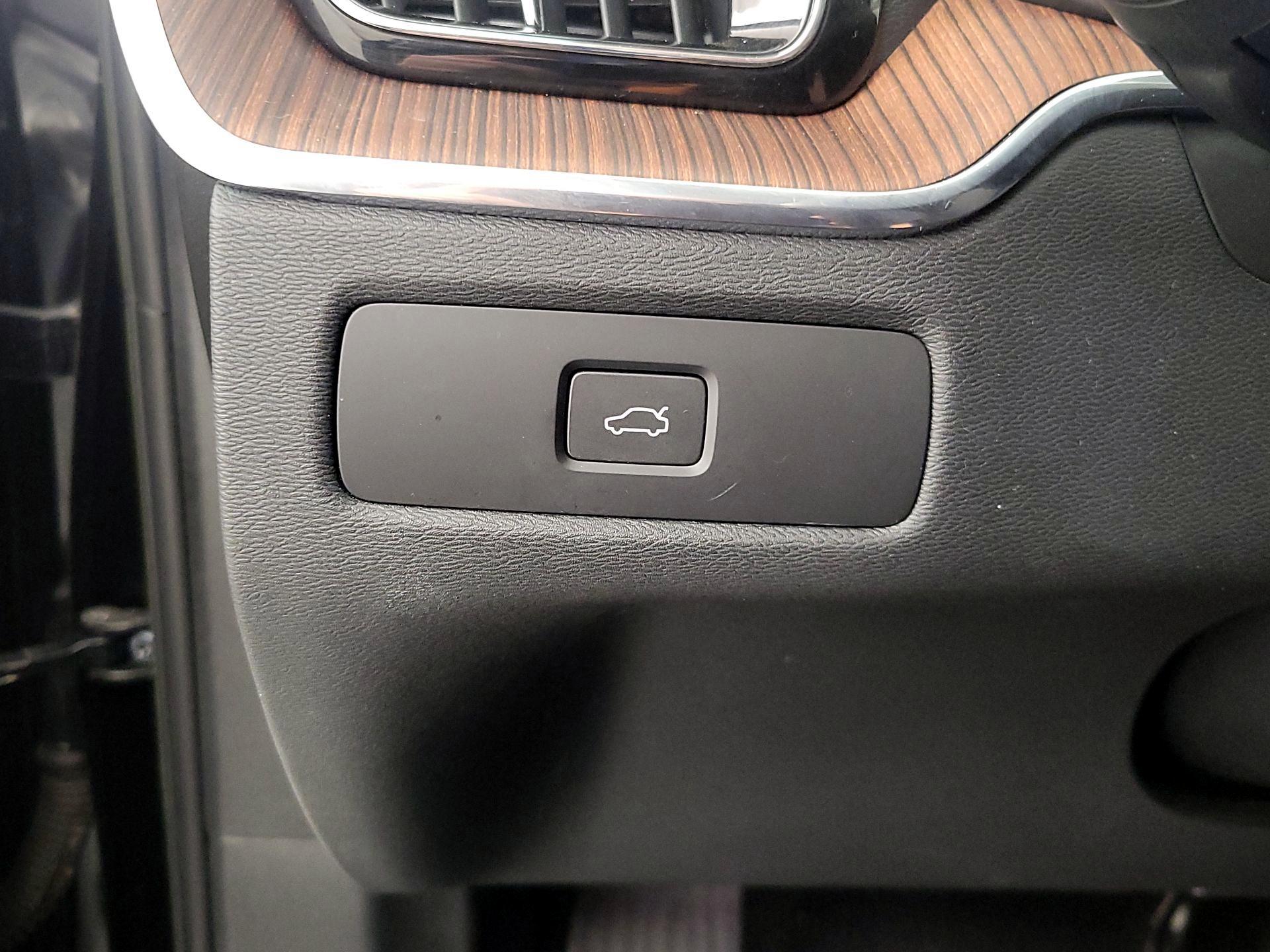 Thumbnail: 2023 Volvo XC60 - 13