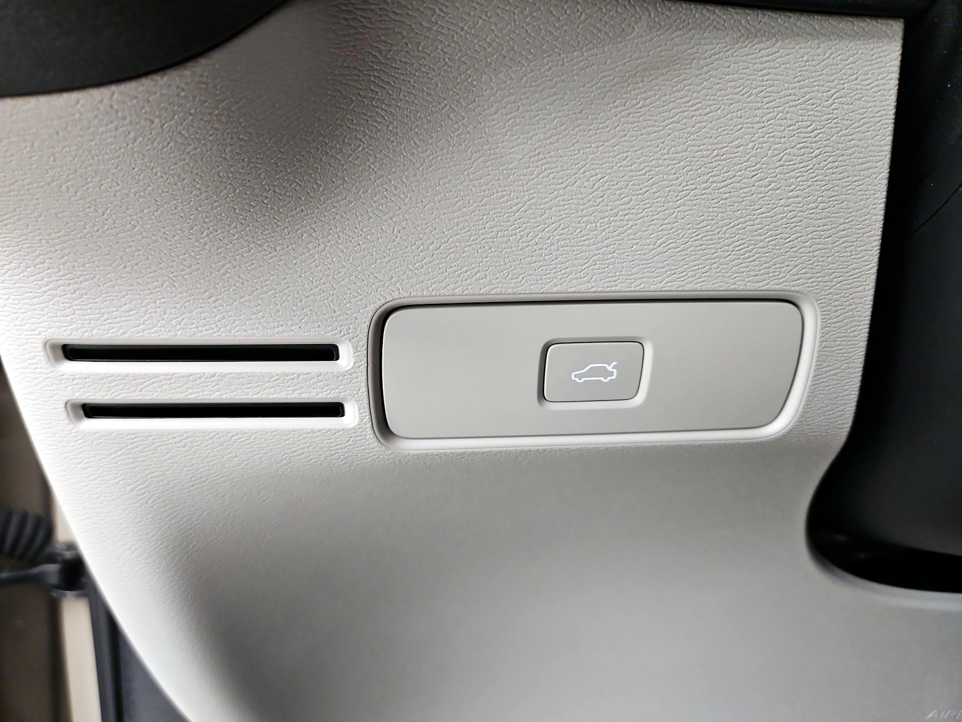 Thumbnail: 2025 Volvo XC40 - 13