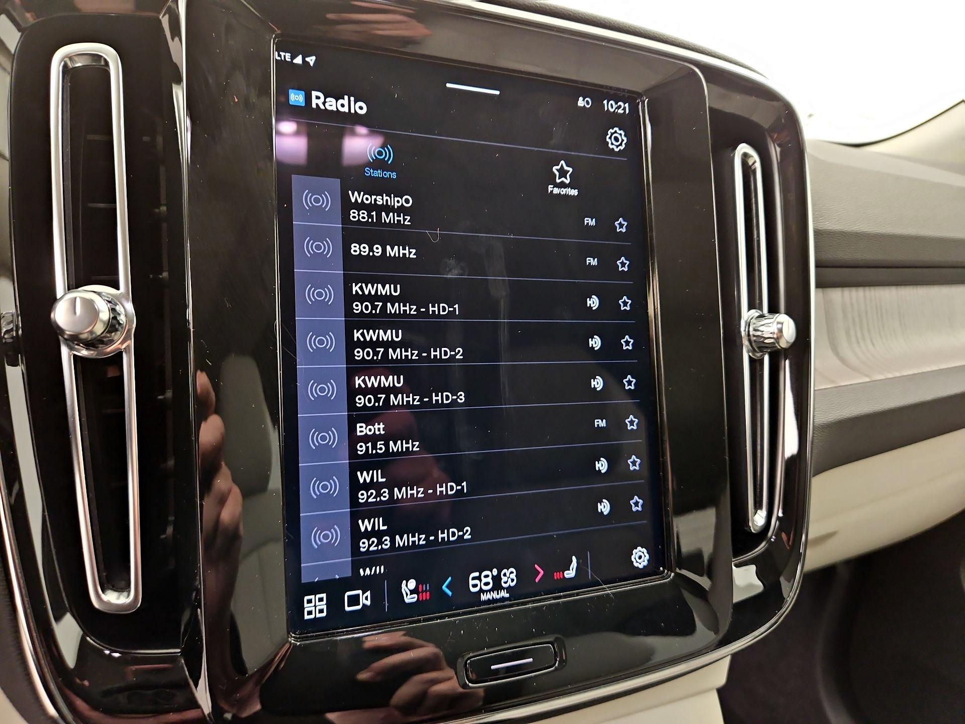 Thumbnail: 2025 Volvo XC40 - 16