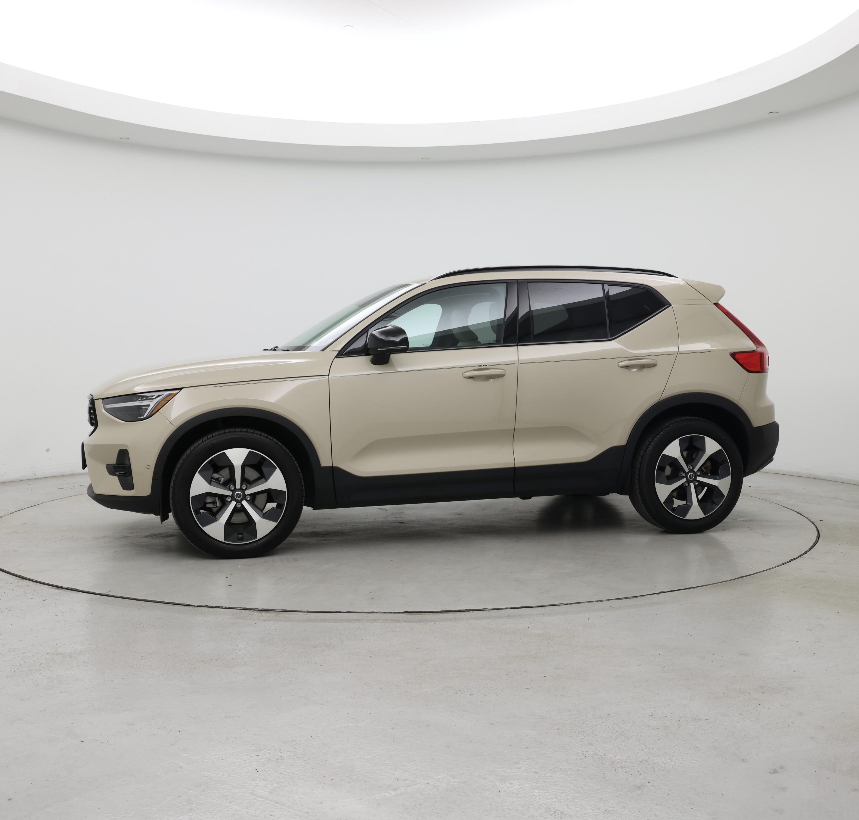Thumbnail: 2025 Volvo XC40 - 3