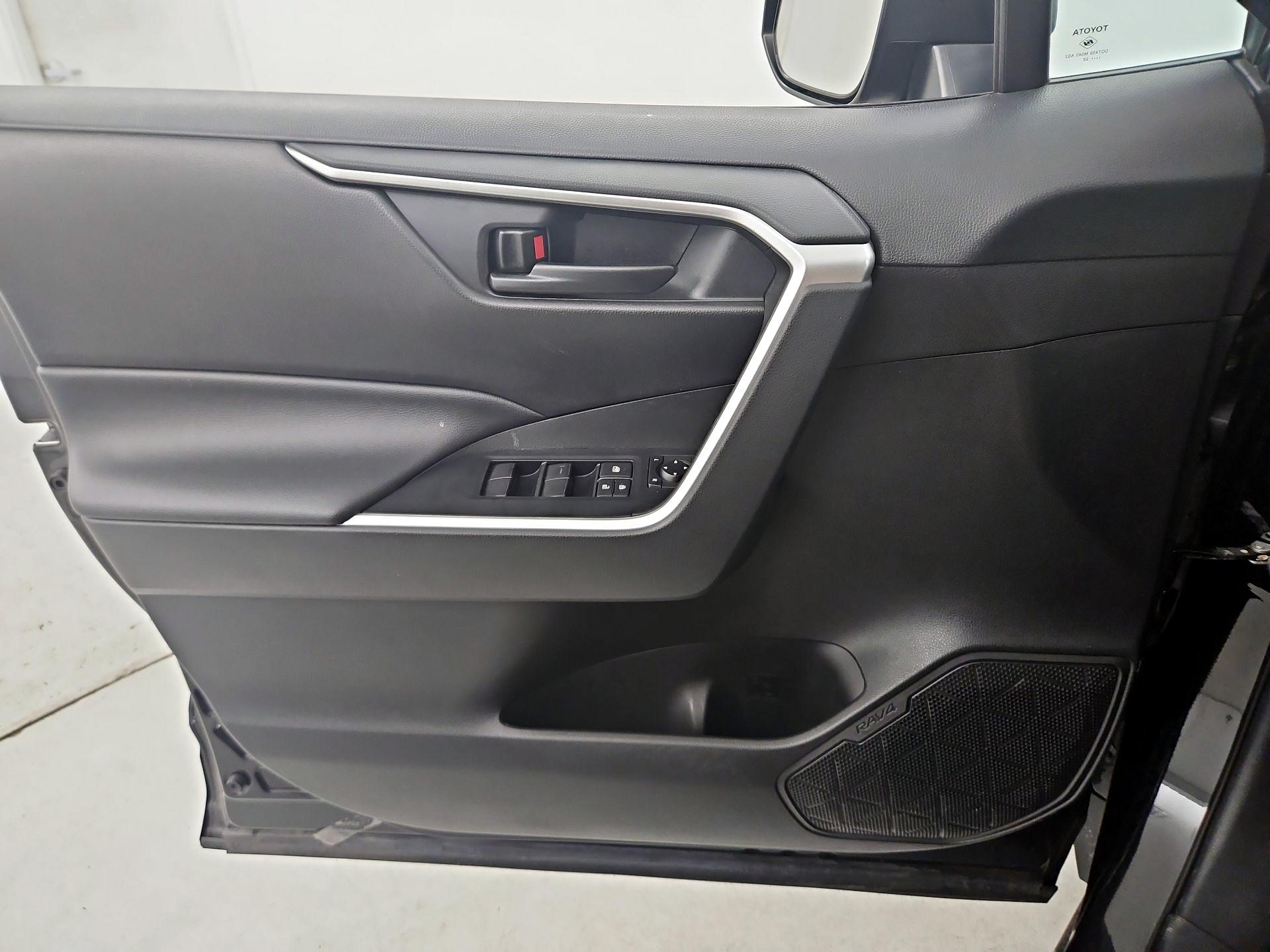 Thumbnail: 2020 Toyota RAV4 - 12