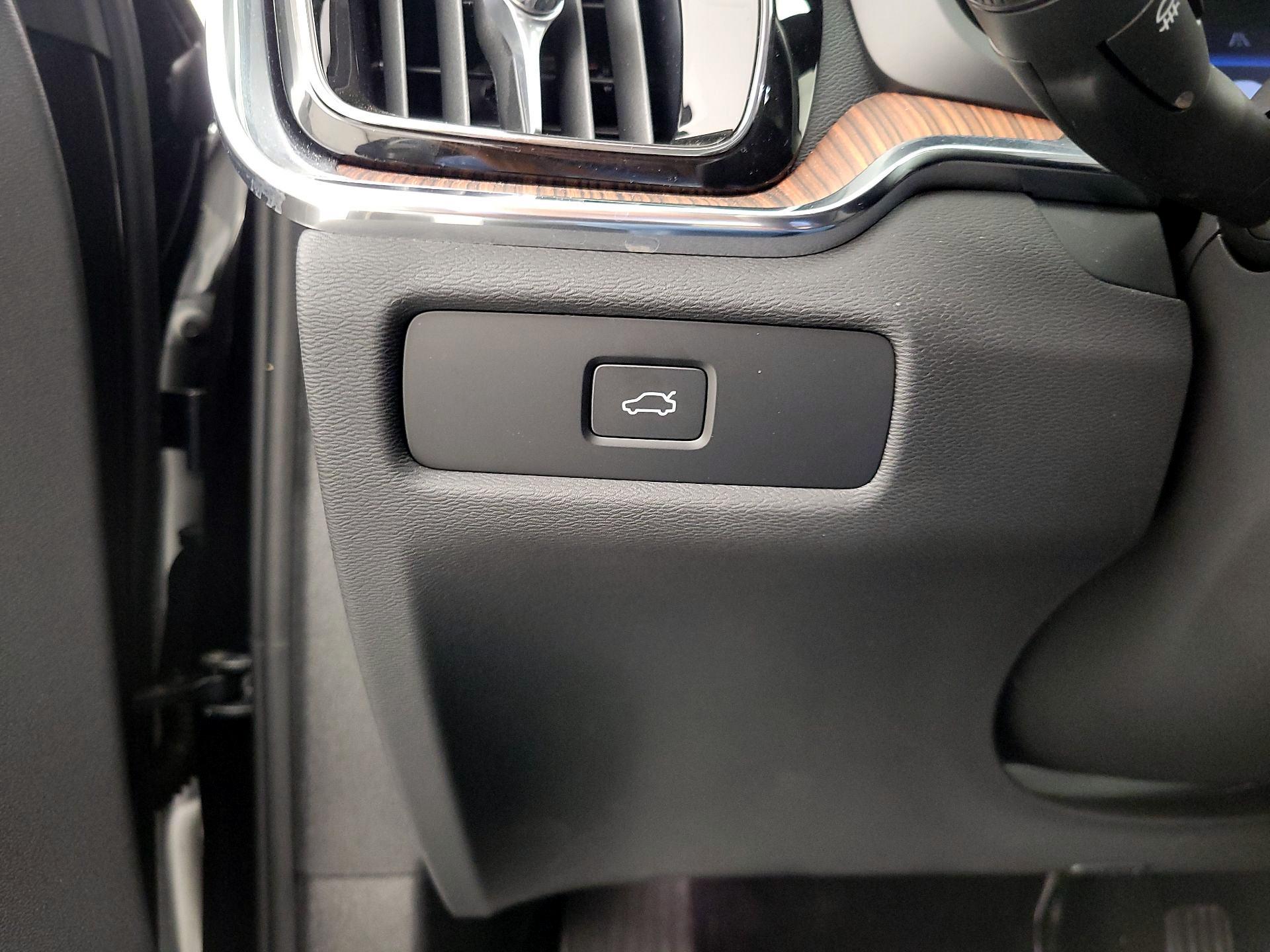 Thumbnail: 2025 Volvo S60 - 13