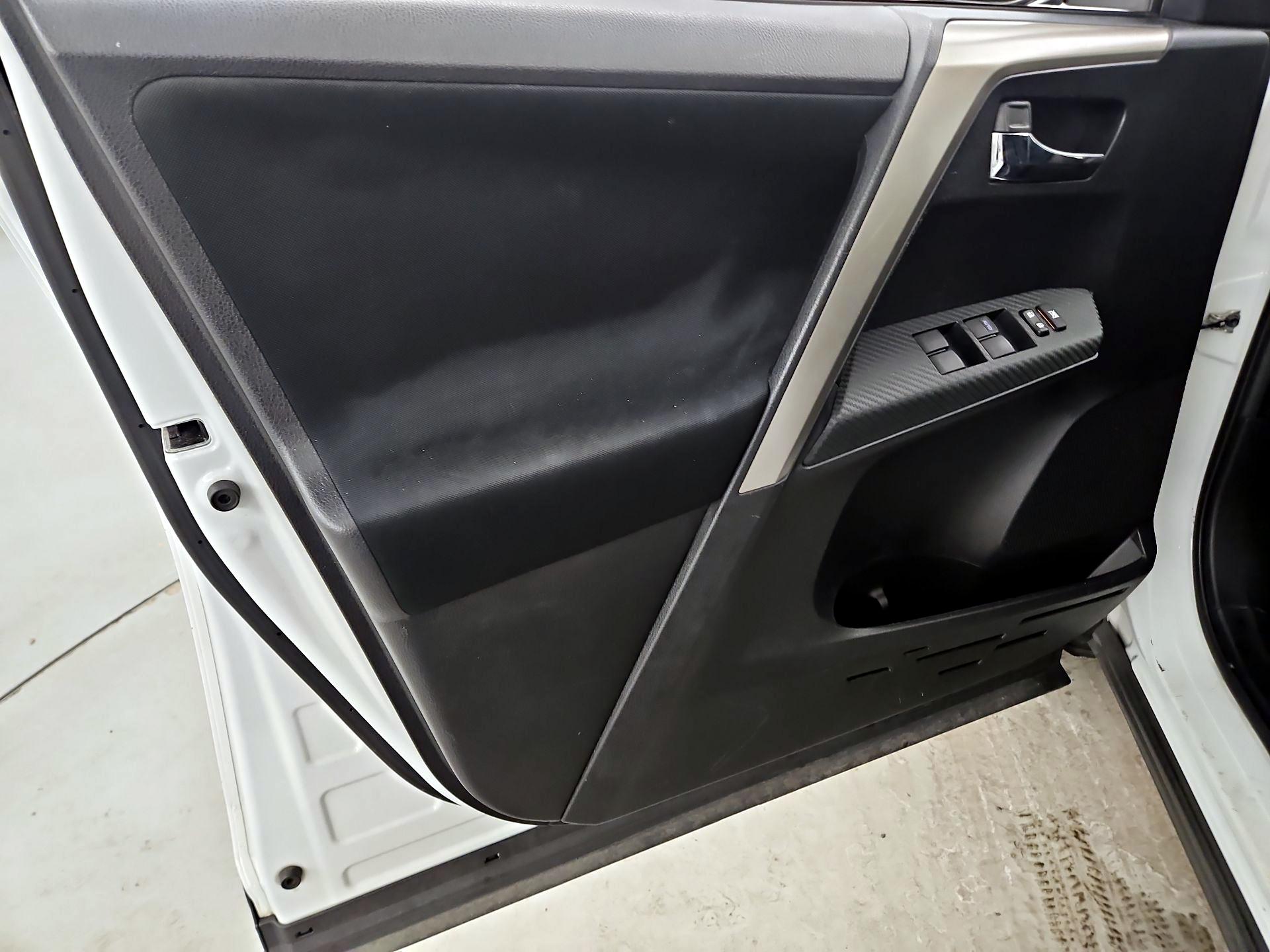 Thumbnail: 2015 Toyota RAV4 - 12