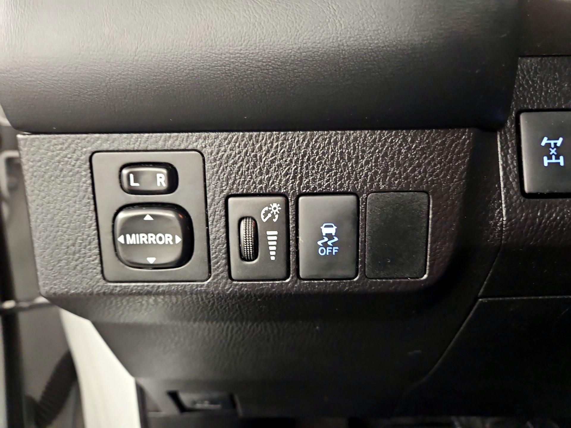 Thumbnail: 2015 Toyota RAV4 - 13