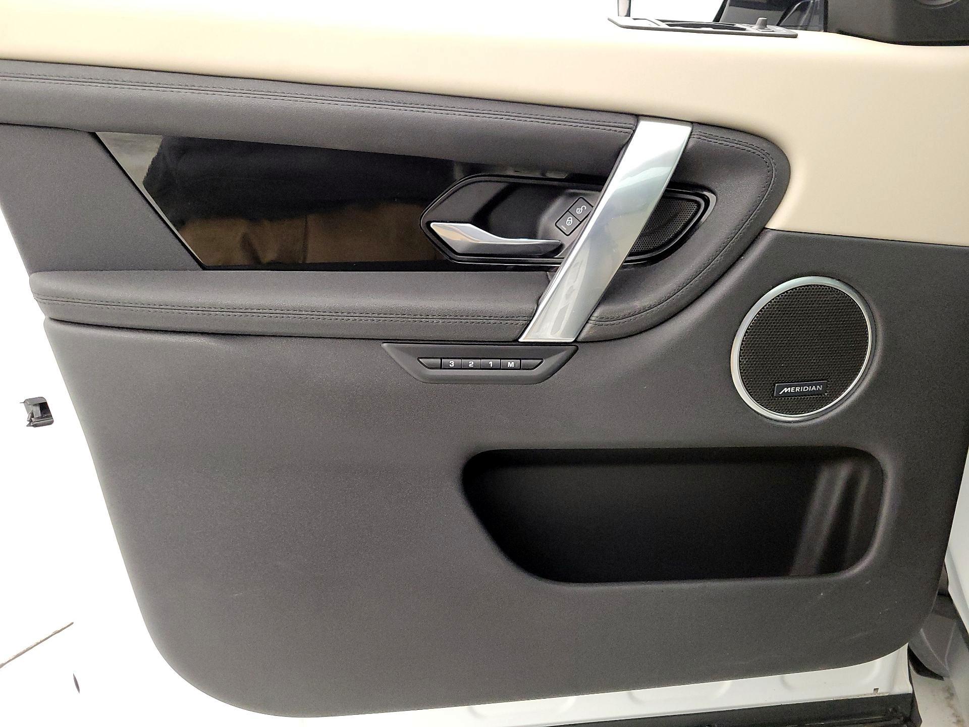 Thumbnail: 2020 Land Rover Discovery Sport - 12