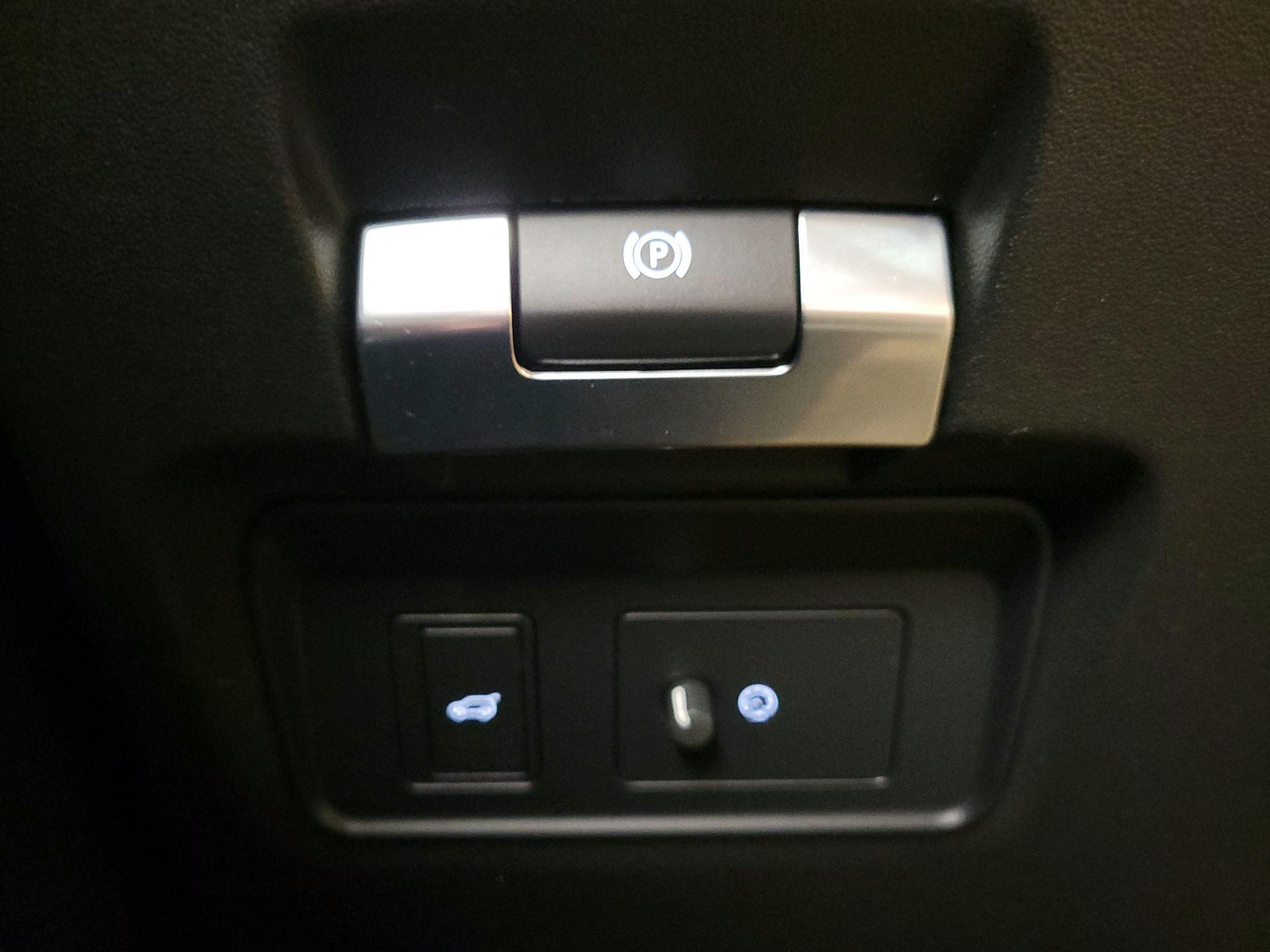 Thumbnail: 2020 Land Rover Discovery Sport - 13