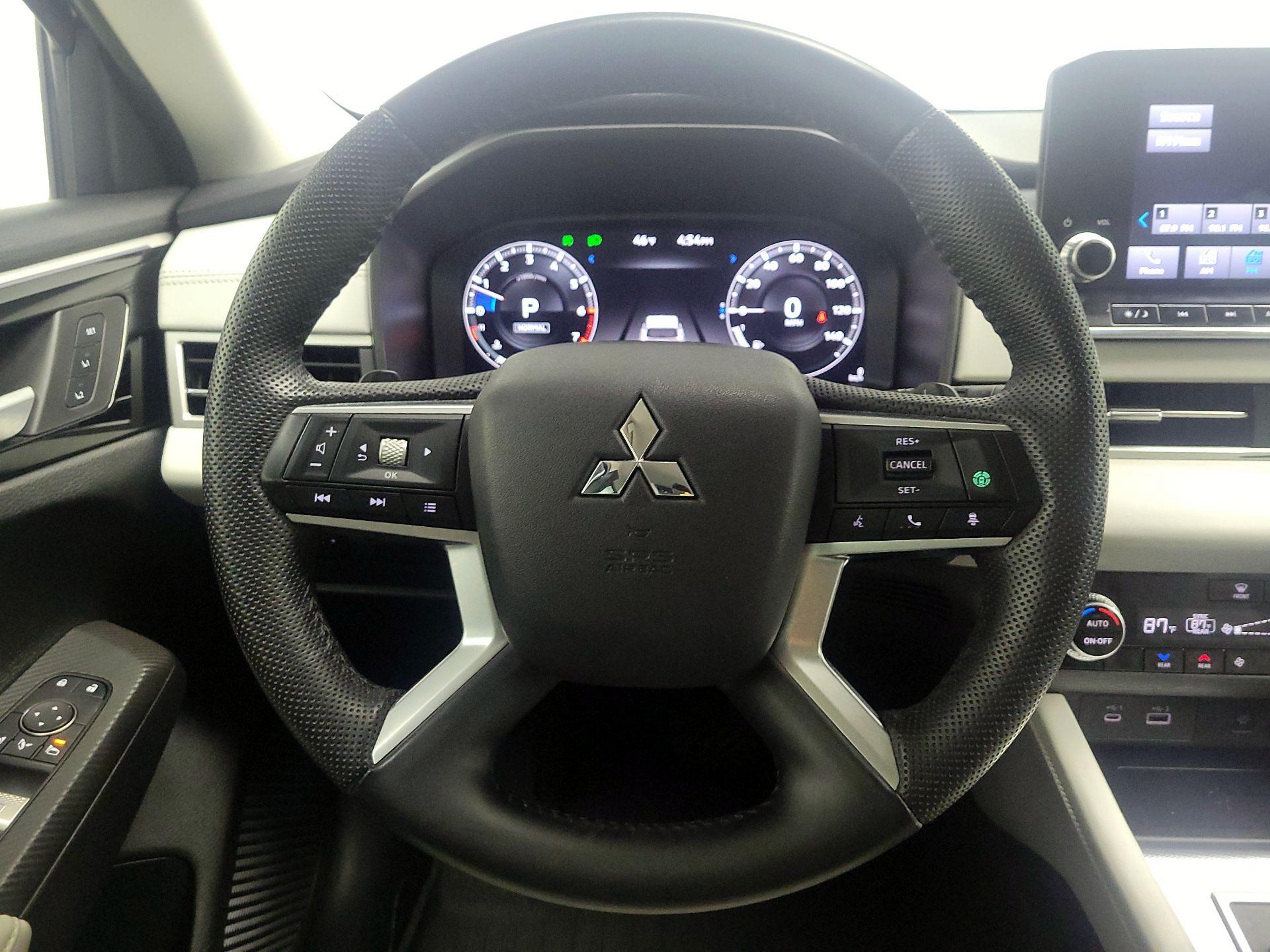 Thumbnail: 2023 Mitsubishi Outlander - 10