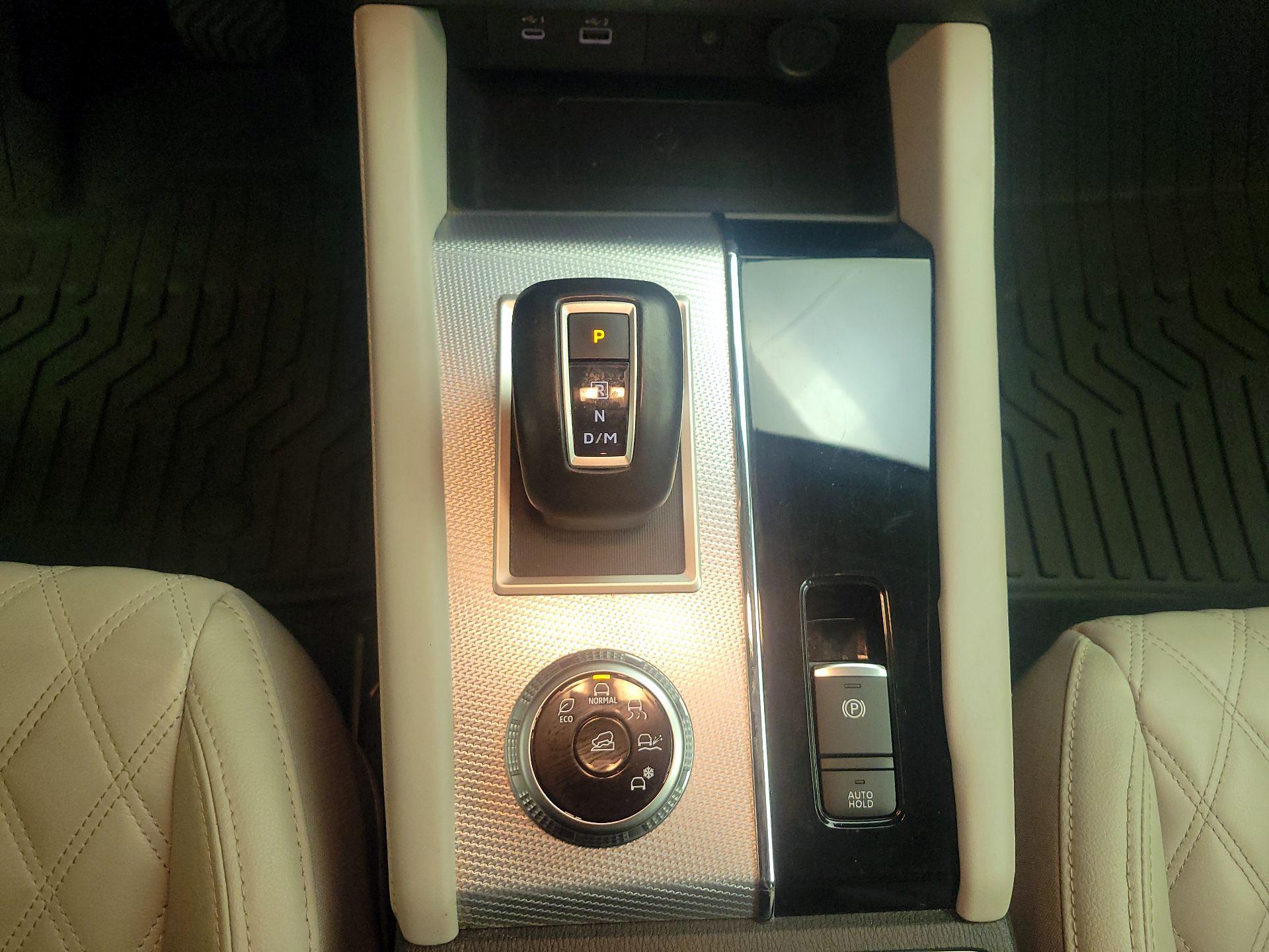 Thumbnail: 2023 Mitsubishi Outlander - 16