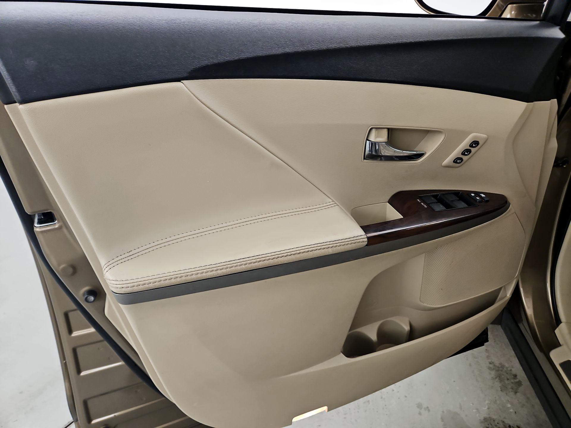 Thumbnail: 2014 Toyota Venza - 12