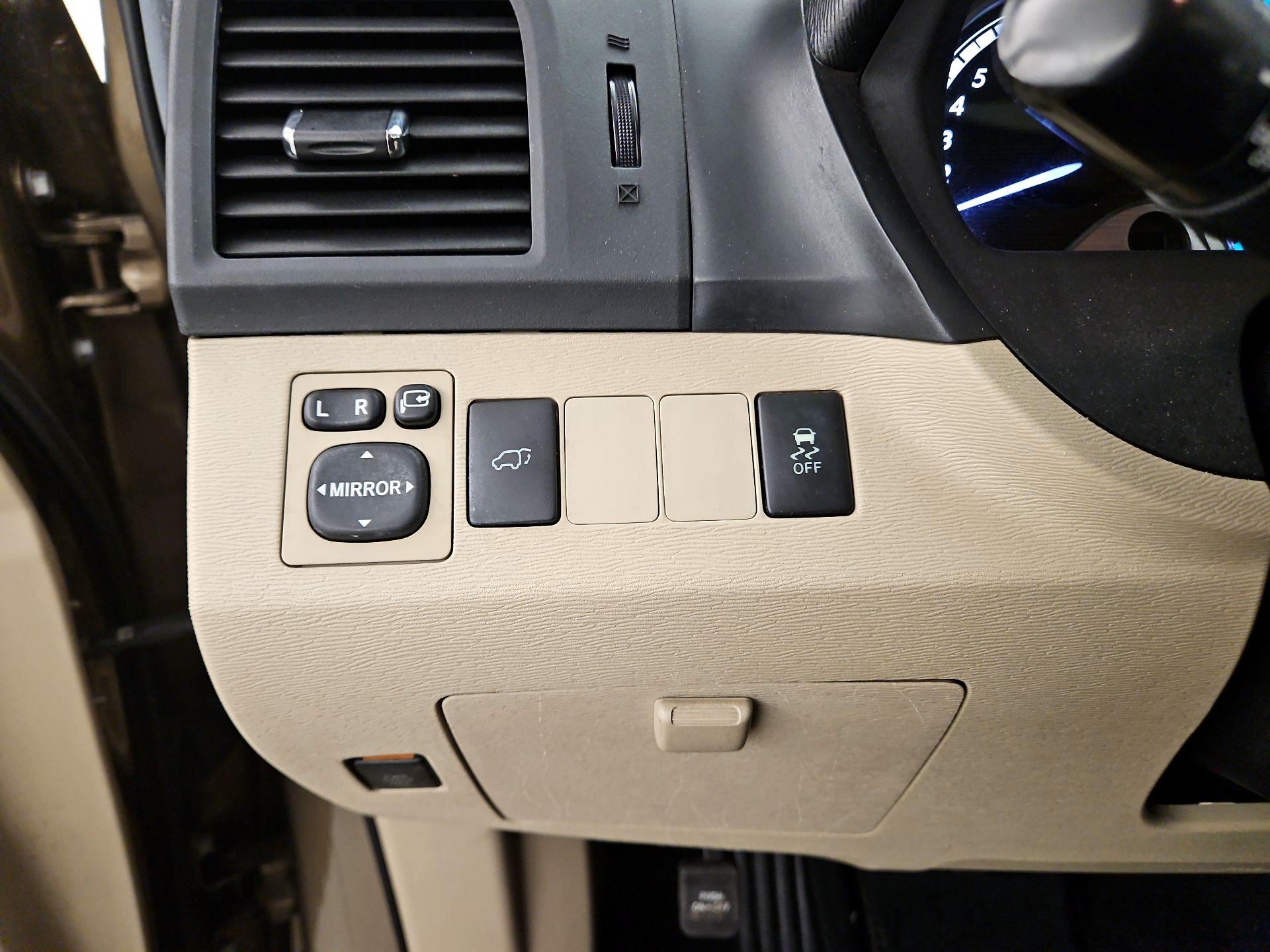 Thumbnail: 2014 Toyota Venza - 13