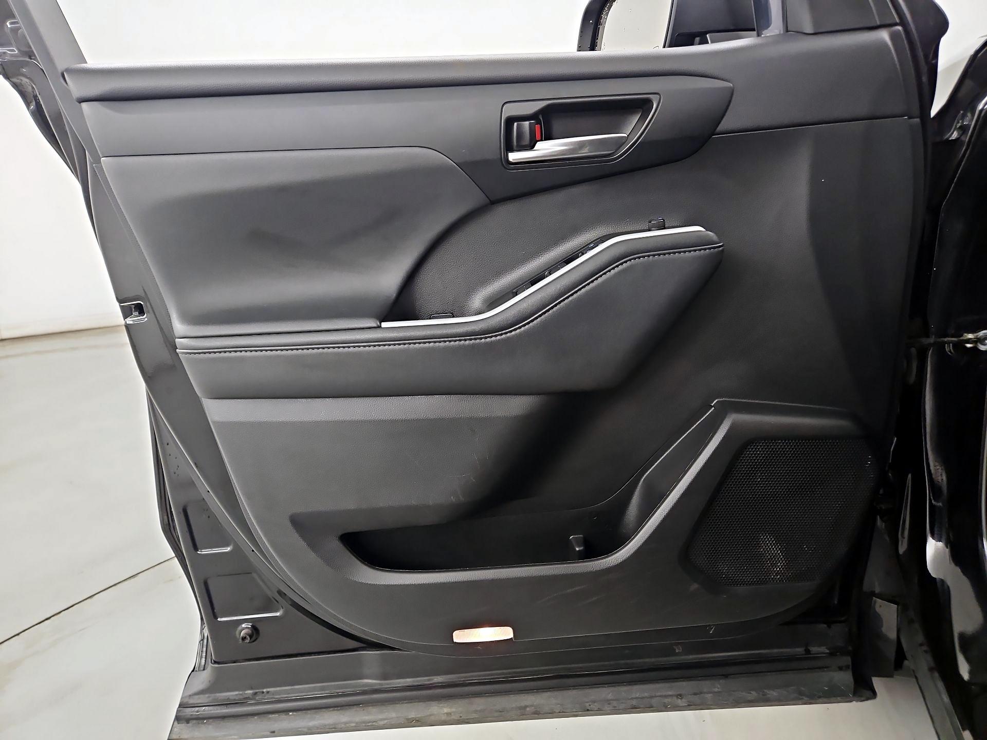 Thumbnail: 2021 Toyota Highlander - 12