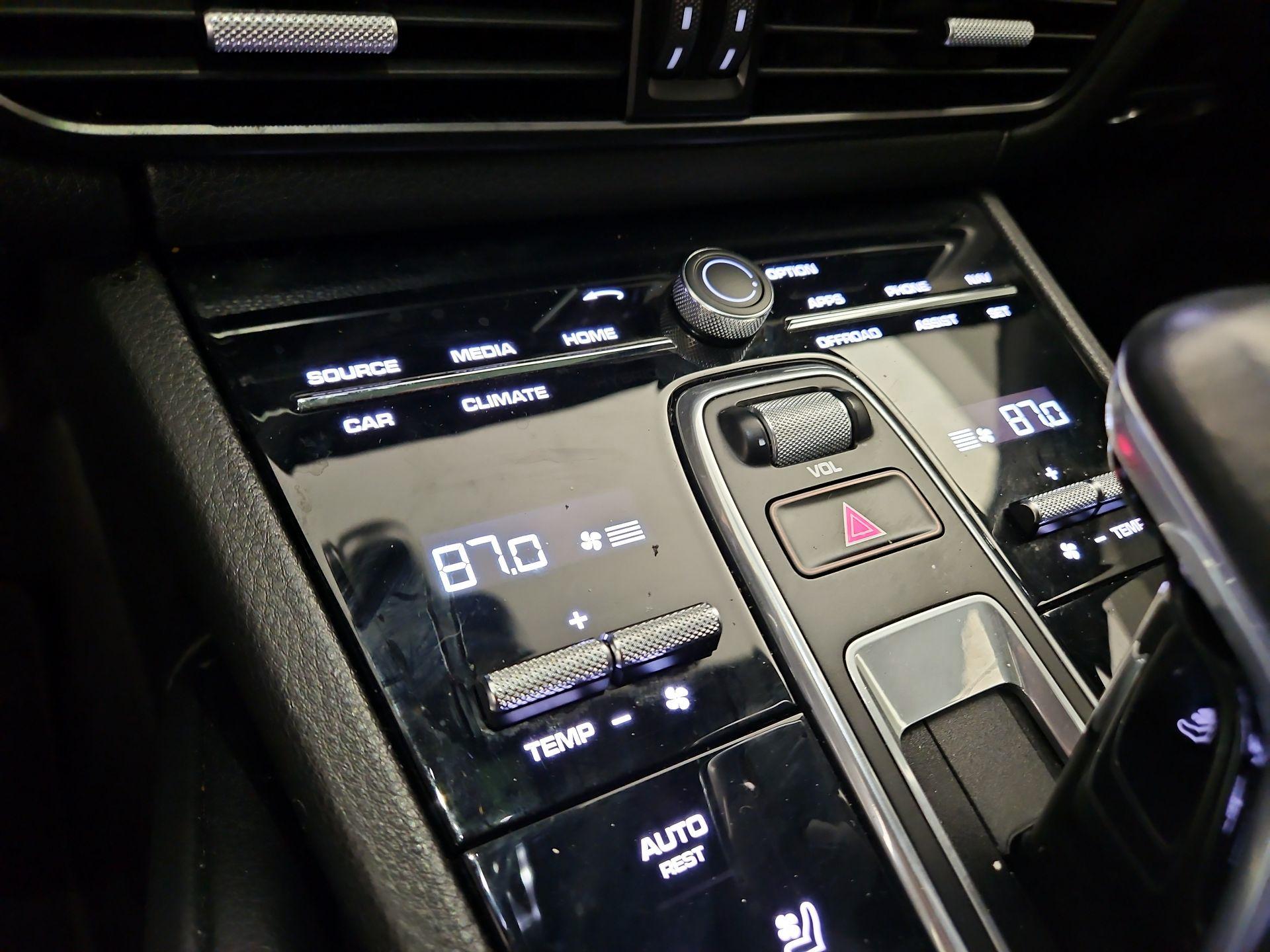 Thumbnail: 2021 Porsche Cayenne - 17