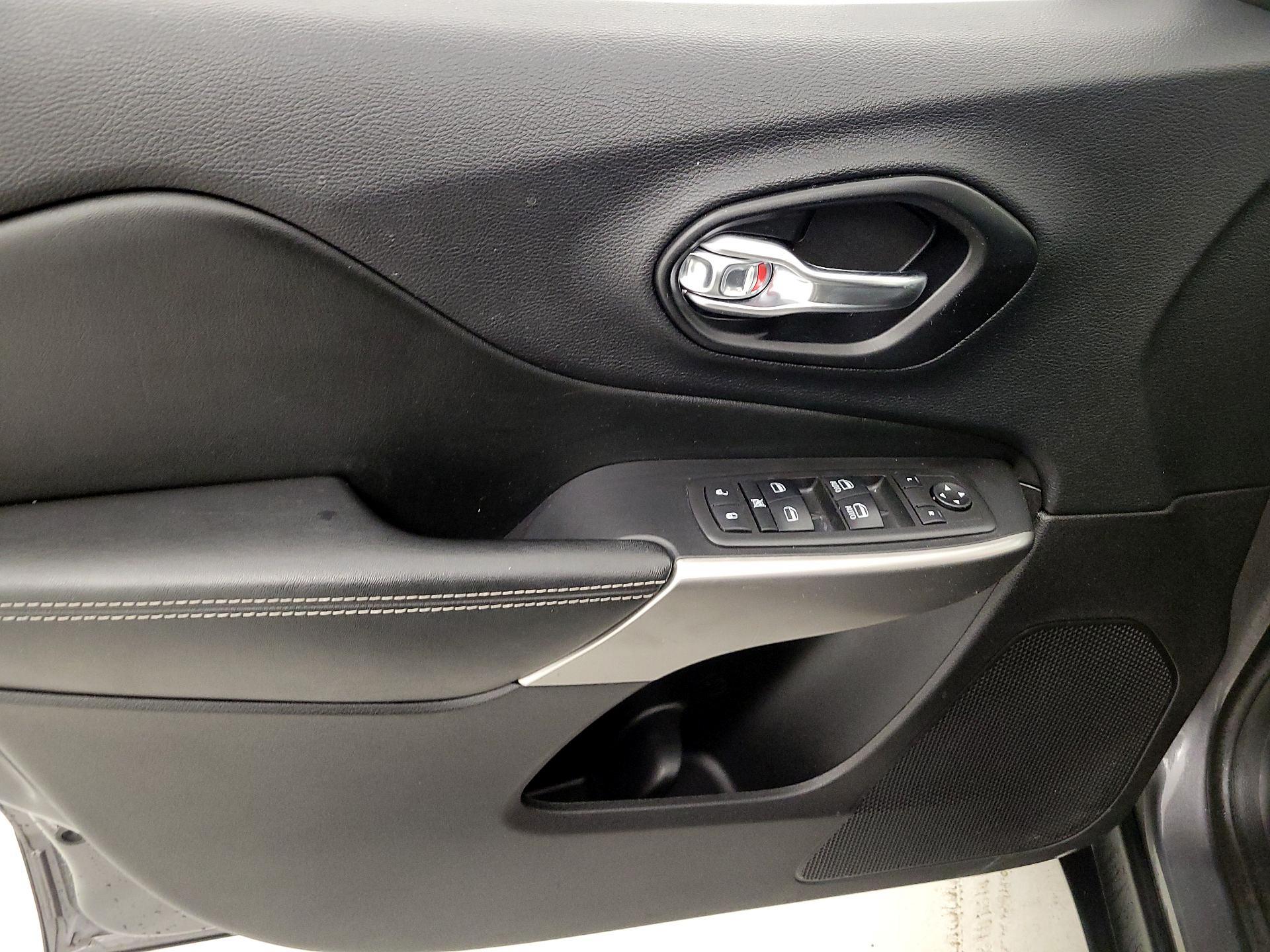 Thumbnail: 2021 Jeep Cherokee - 12