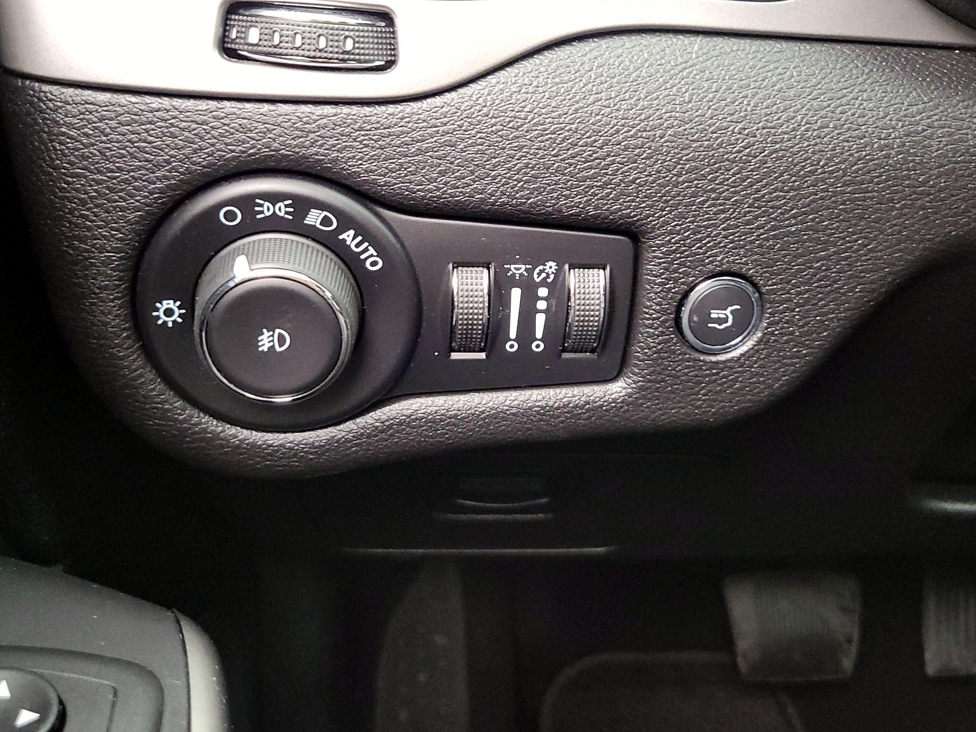 Thumbnail: 2021 Jeep Cherokee - 13