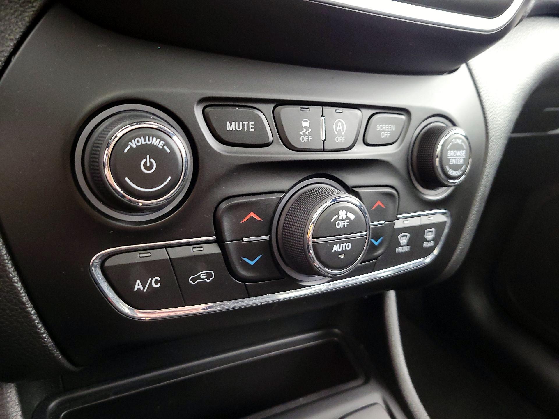 Thumbnail: 2021 Jeep Cherokee - 16