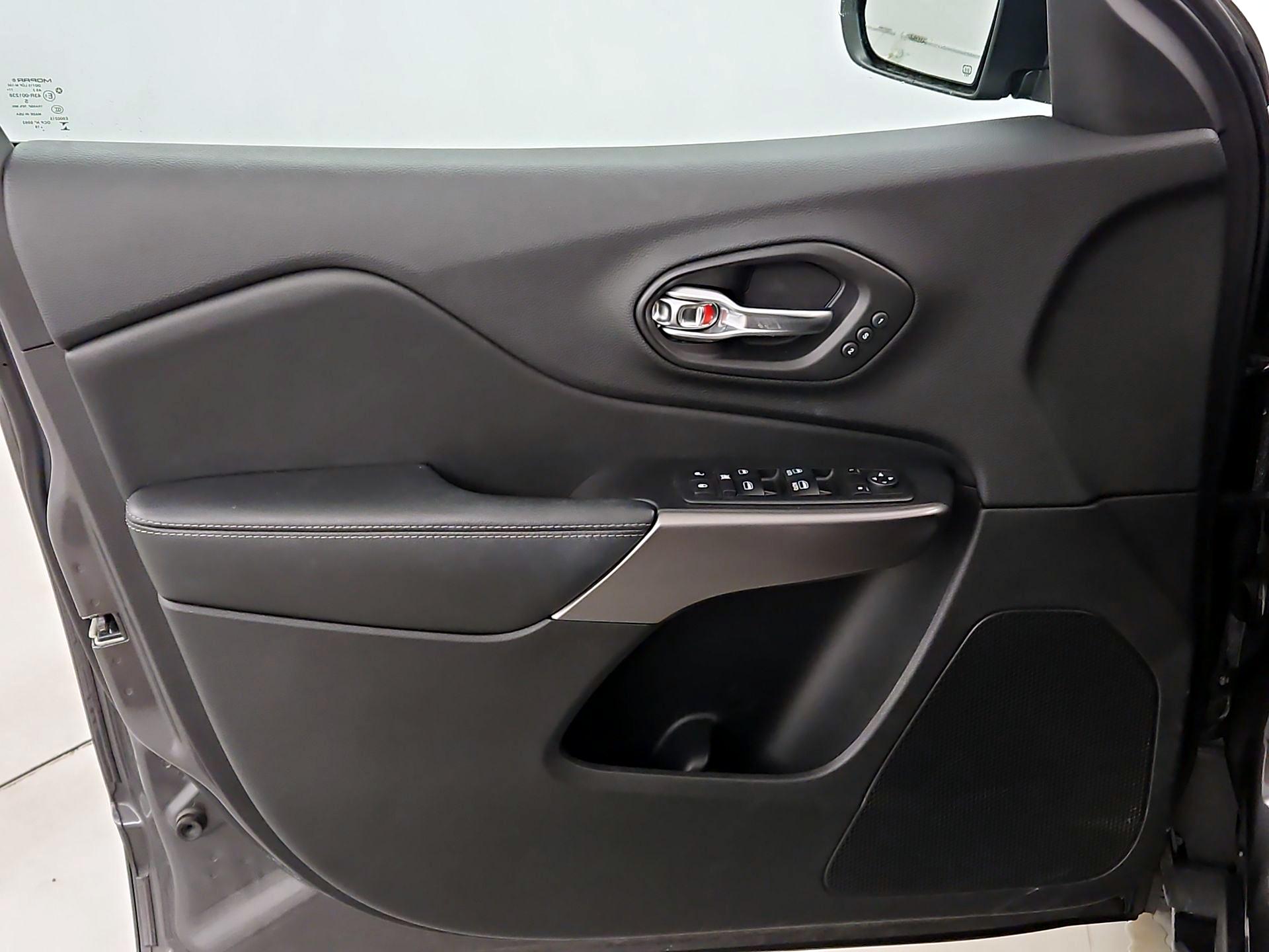 Thumbnail: 2020 Jeep Cherokee - 12