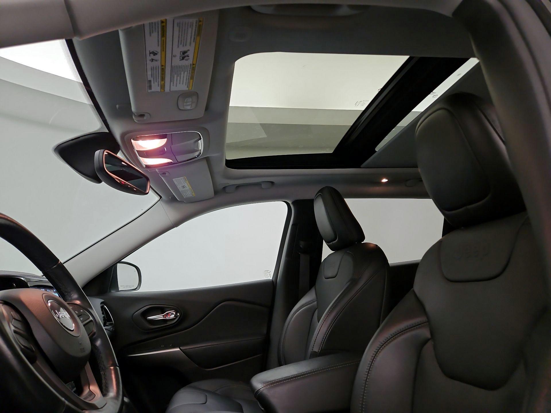 Thumbnail: 2020 Jeep Cherokee - 20