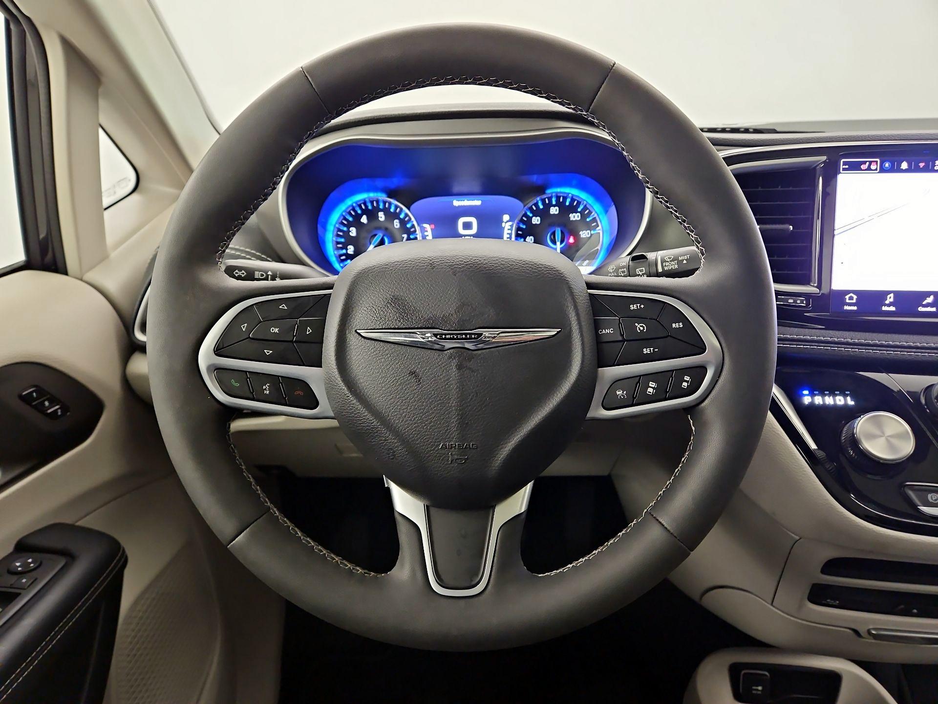 Thumbnail: 2023 Chrysler Pacifica - 10